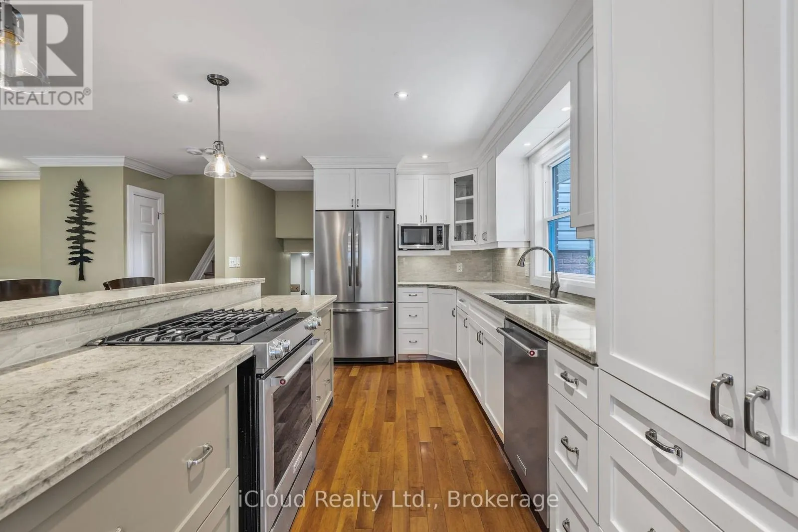 8 GLENFOREST STREET