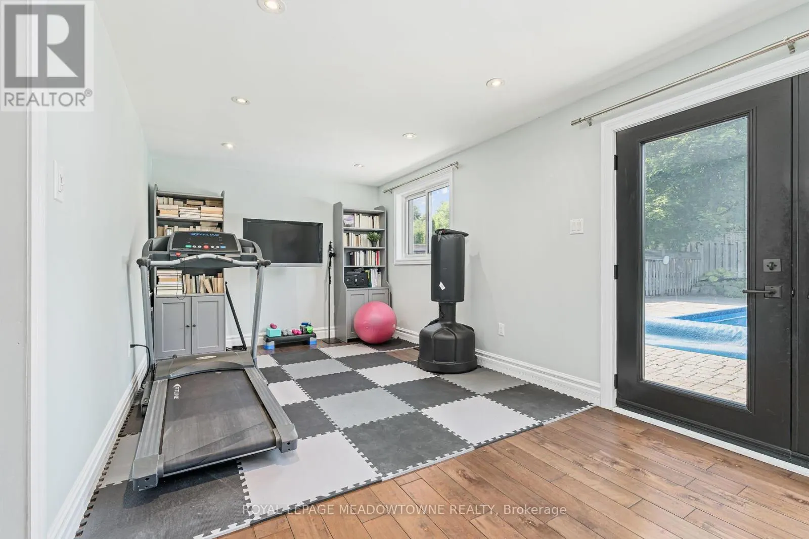 113 IRWIN CRESCENT