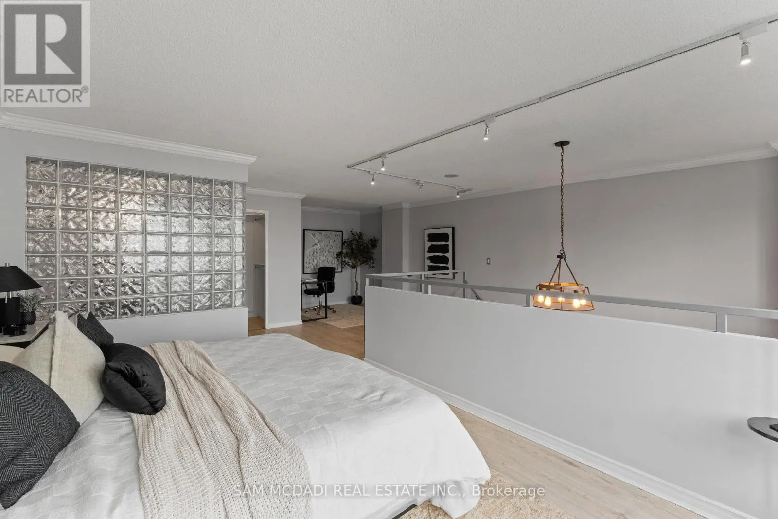 PH837 - 250 MANITOBA STREET