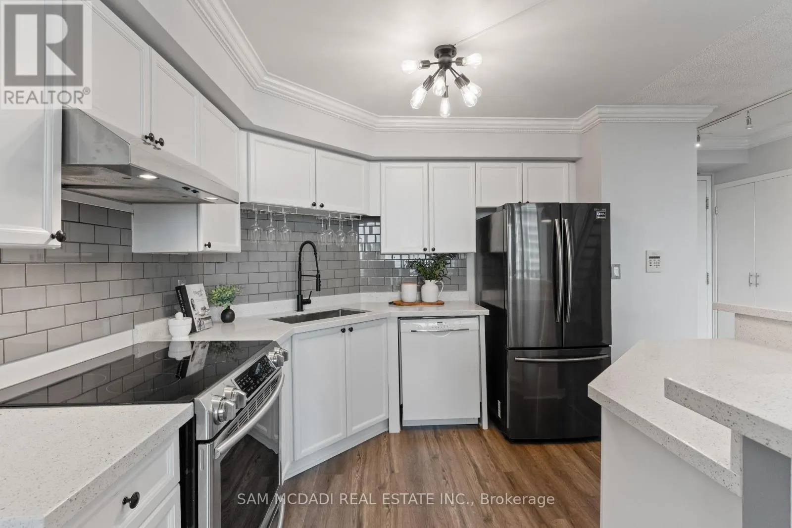 PH837 - 250 MANITOBA STREET