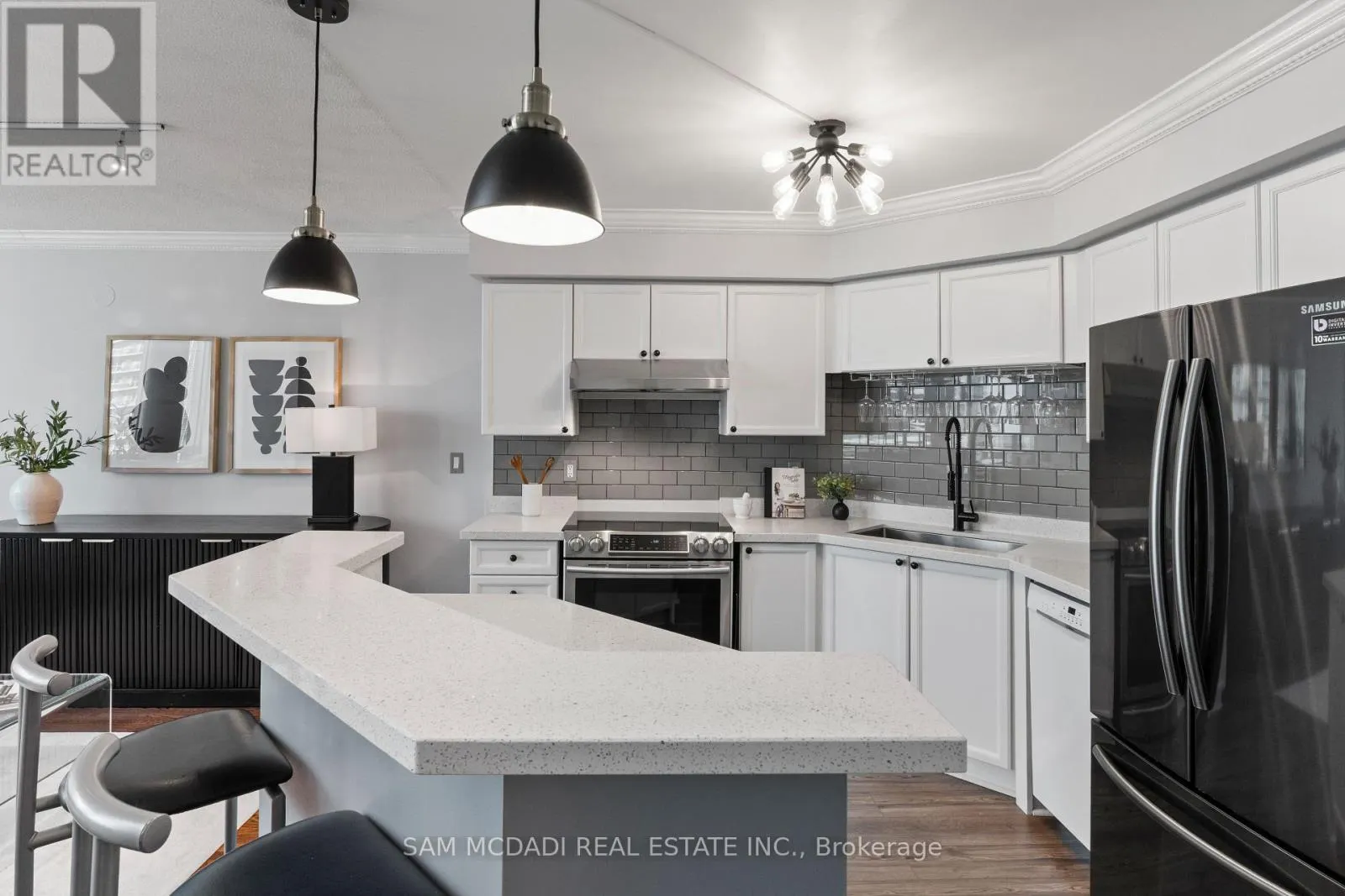 PH837 - 250 MANITOBA STREET