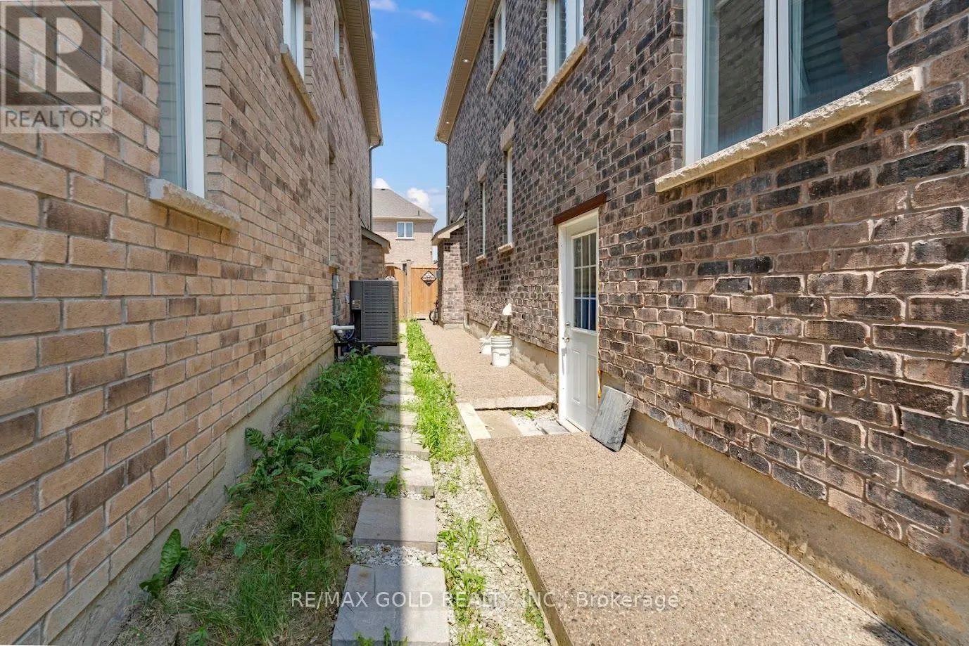 42 VALLEYBROOK CRESCENT S