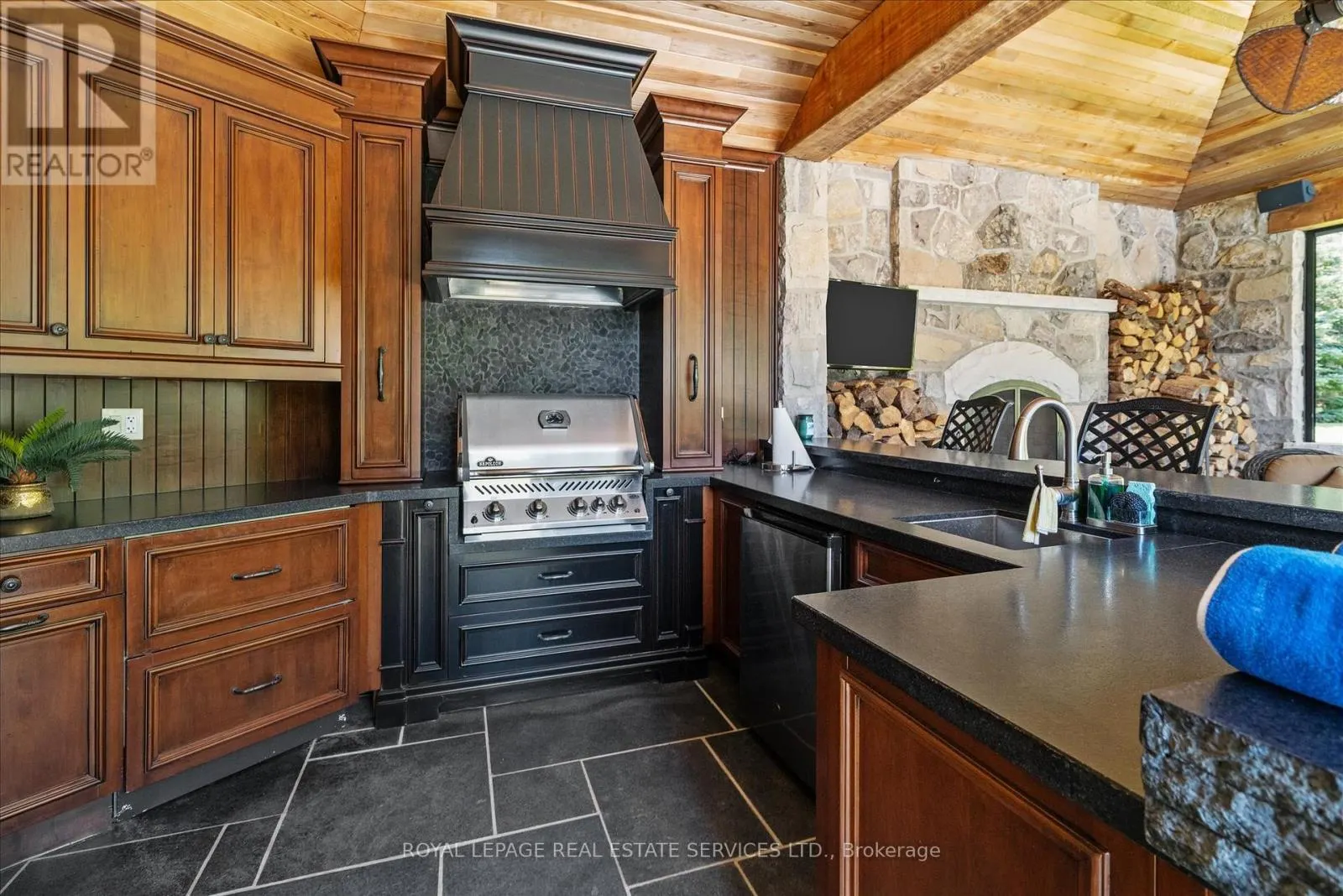 10090 PINEVIEW TRAIL