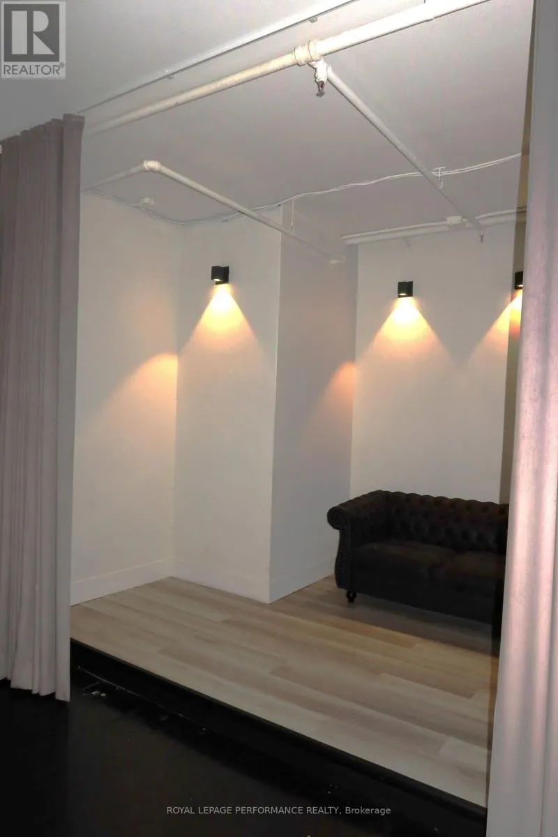 ROOM 1 - 101-2847 LAKESHORE BOULEVARD W