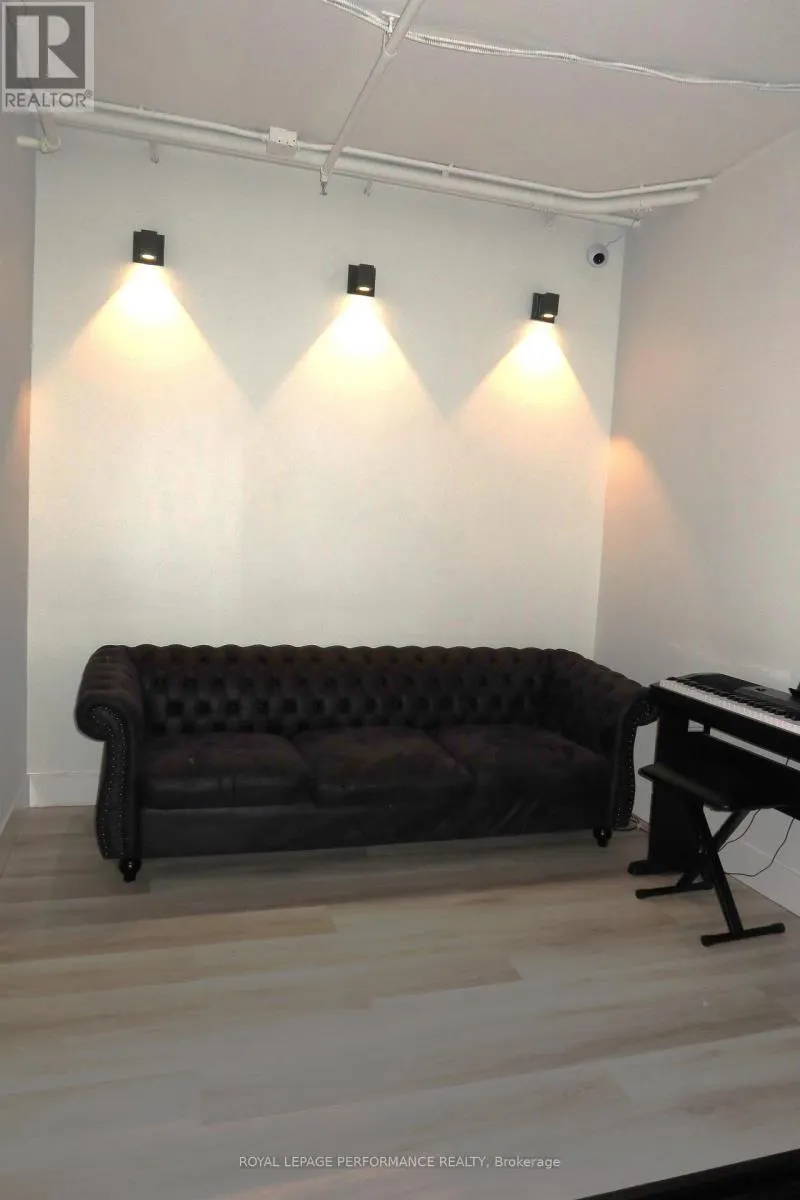 ROOM 1 - 101-2847 LAKESHORE BOULEVARD W