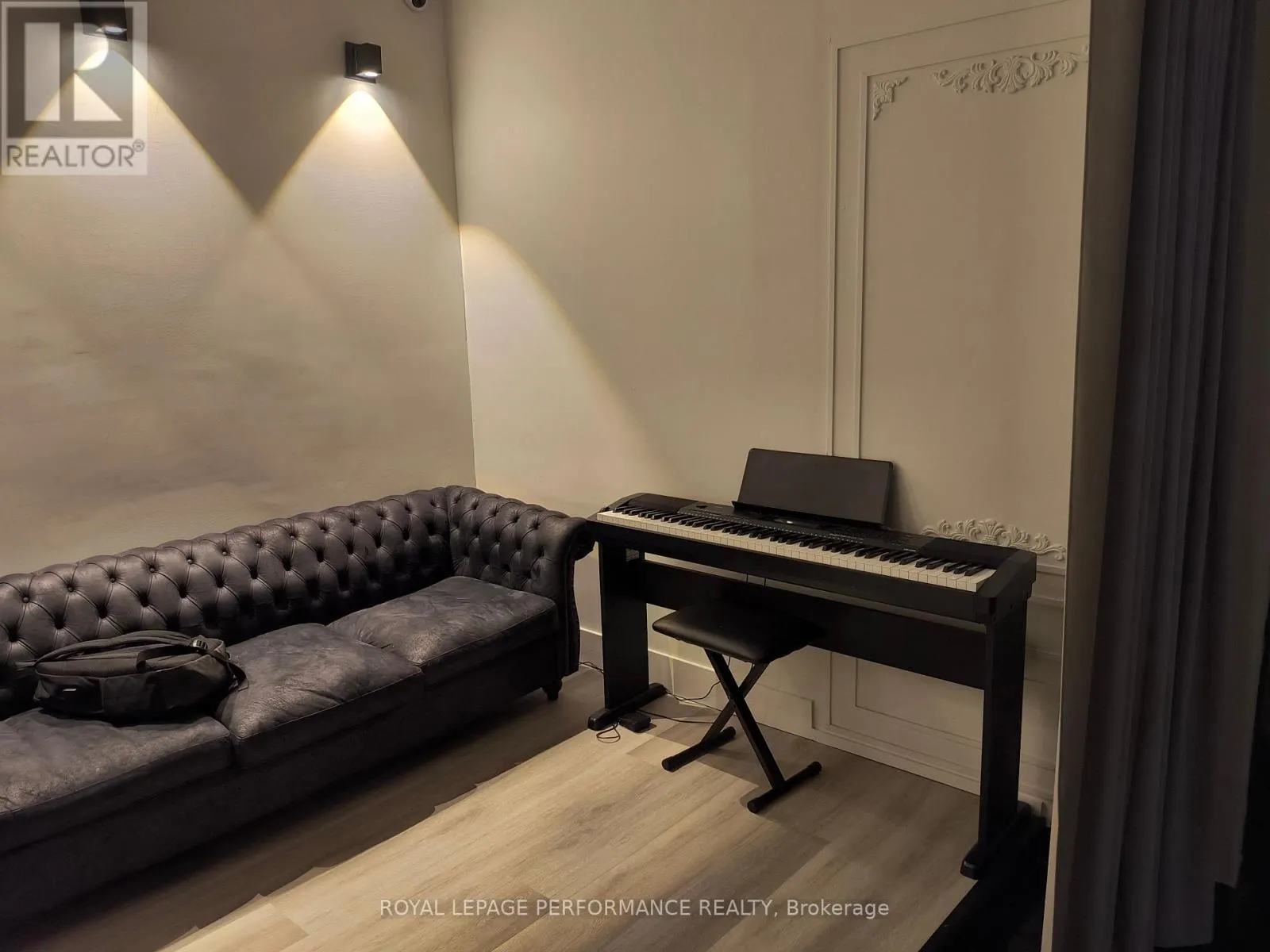 ROOM 1 - 101-2847 LAKESHORE BOULEVARD W