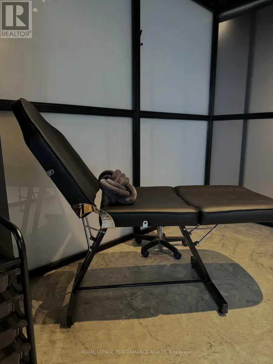 ROOM 3 - 101-2847 LAKESHORE BOULEVARD W