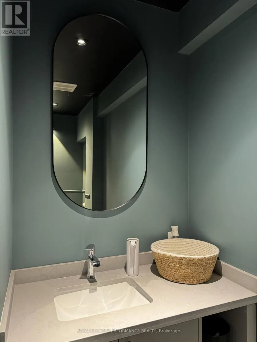 ROOM 3 - 101-2847 LAKESHORE BOULEVARD W