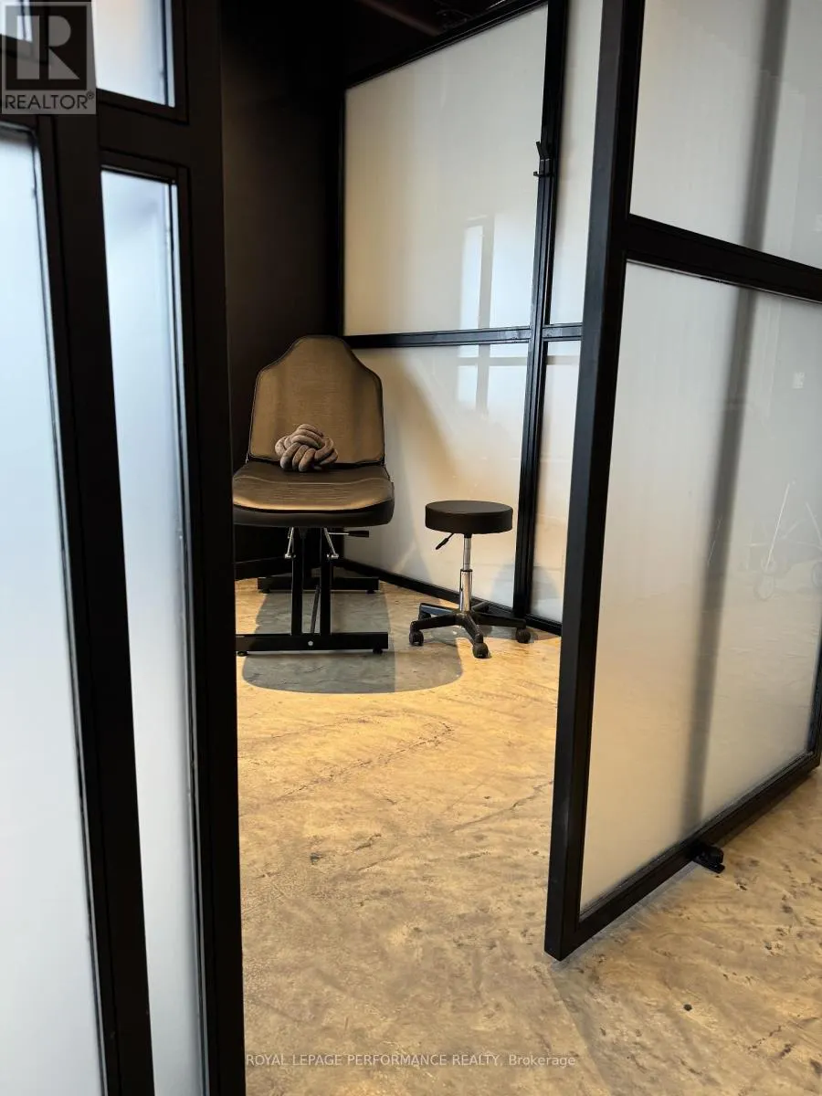 ROOM 3 - 101-2847 LAKESHORE BOULEVARD W