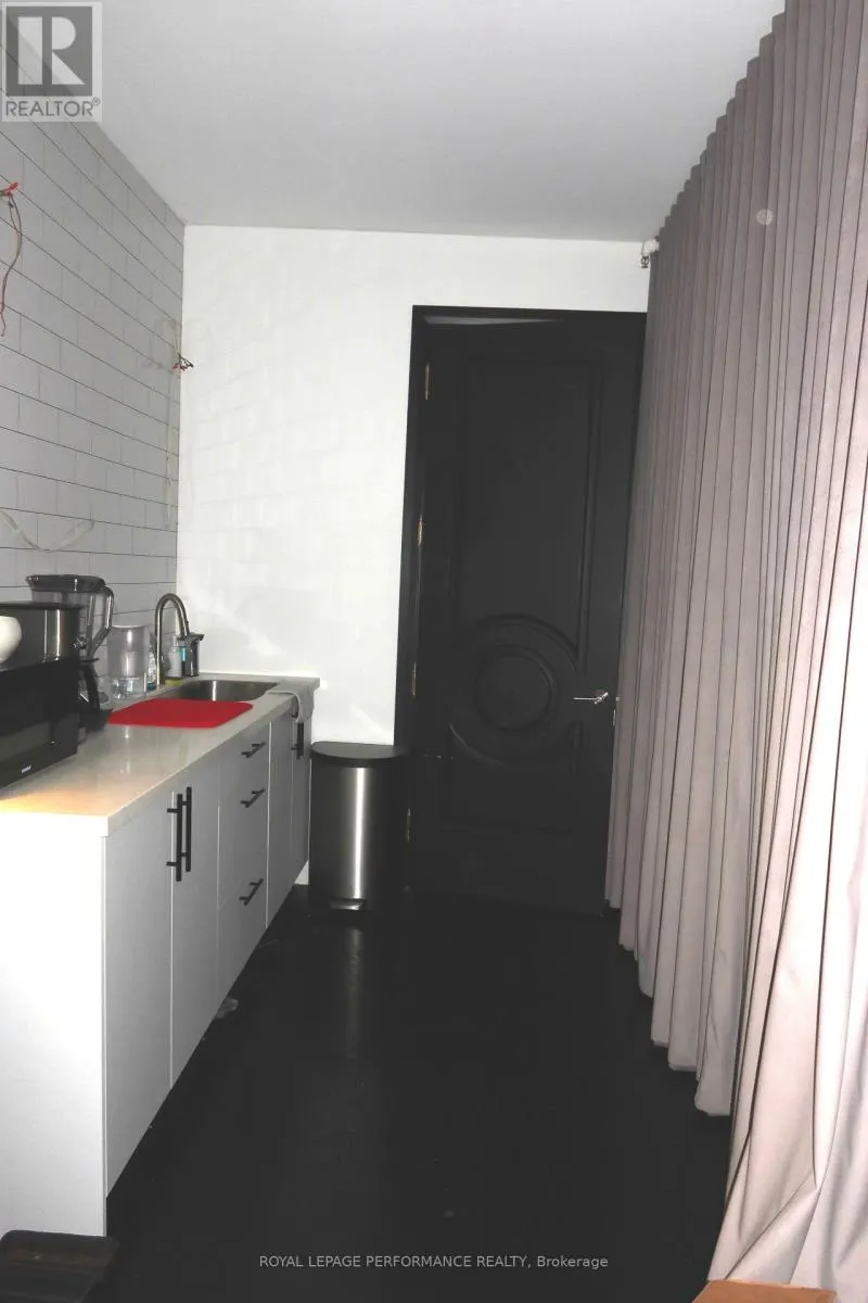 ROOM 3 - 101-2847 LAKESHORE BOULEVARD W