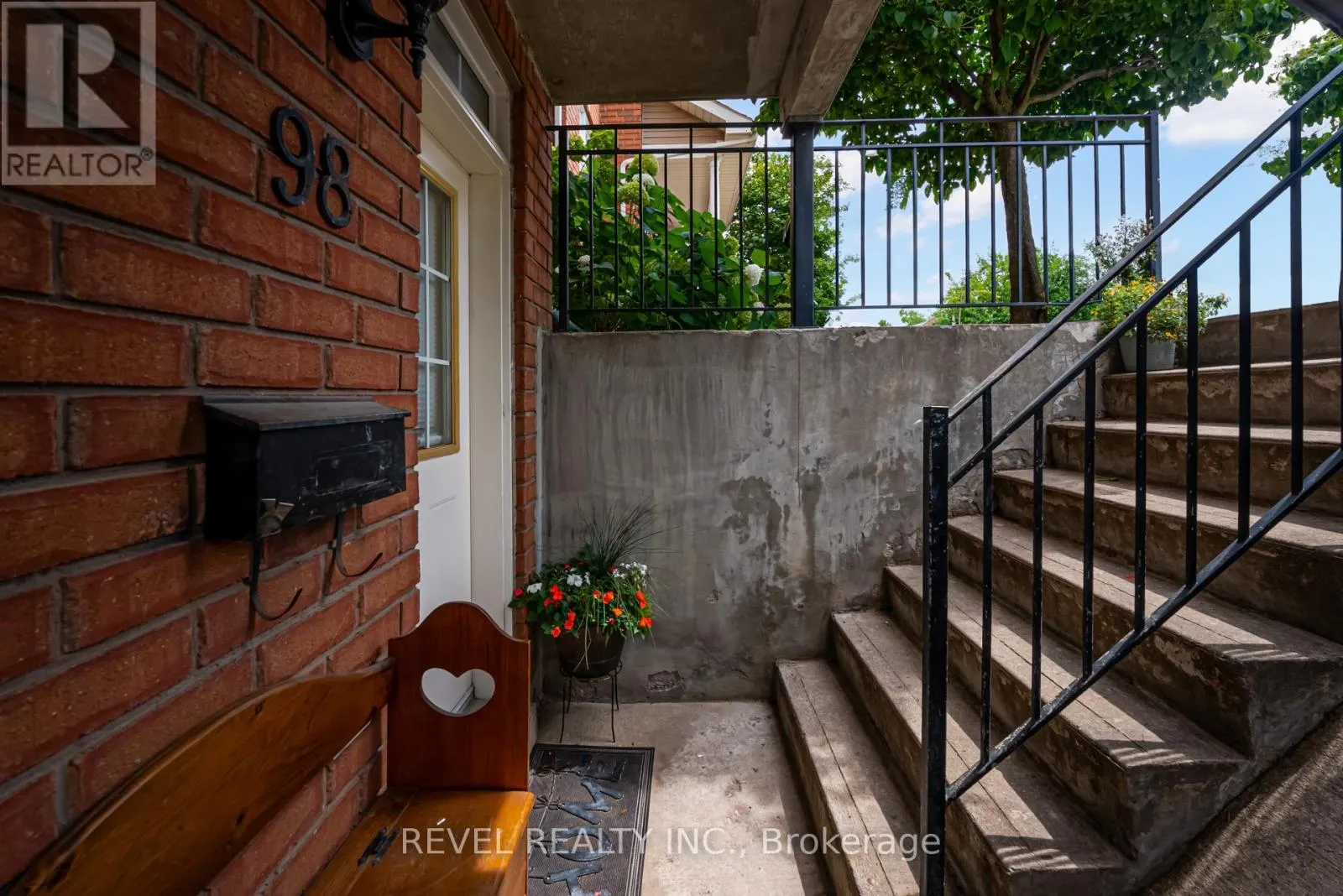 98 CONNOLLY STREET