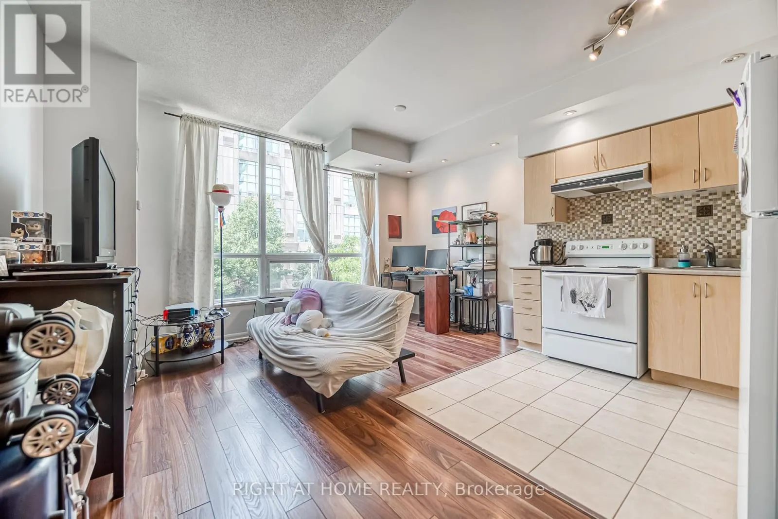 214 - 185 LEGION ROAD N