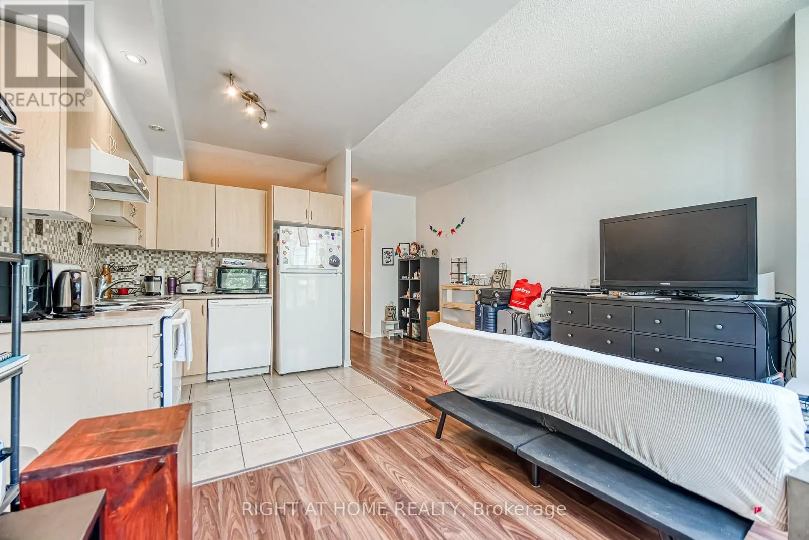 214 - 185 LEGION ROAD N