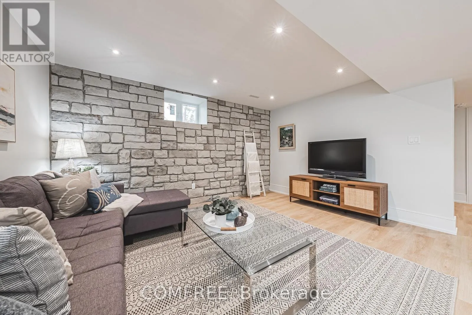 202 QUEEN STREET W