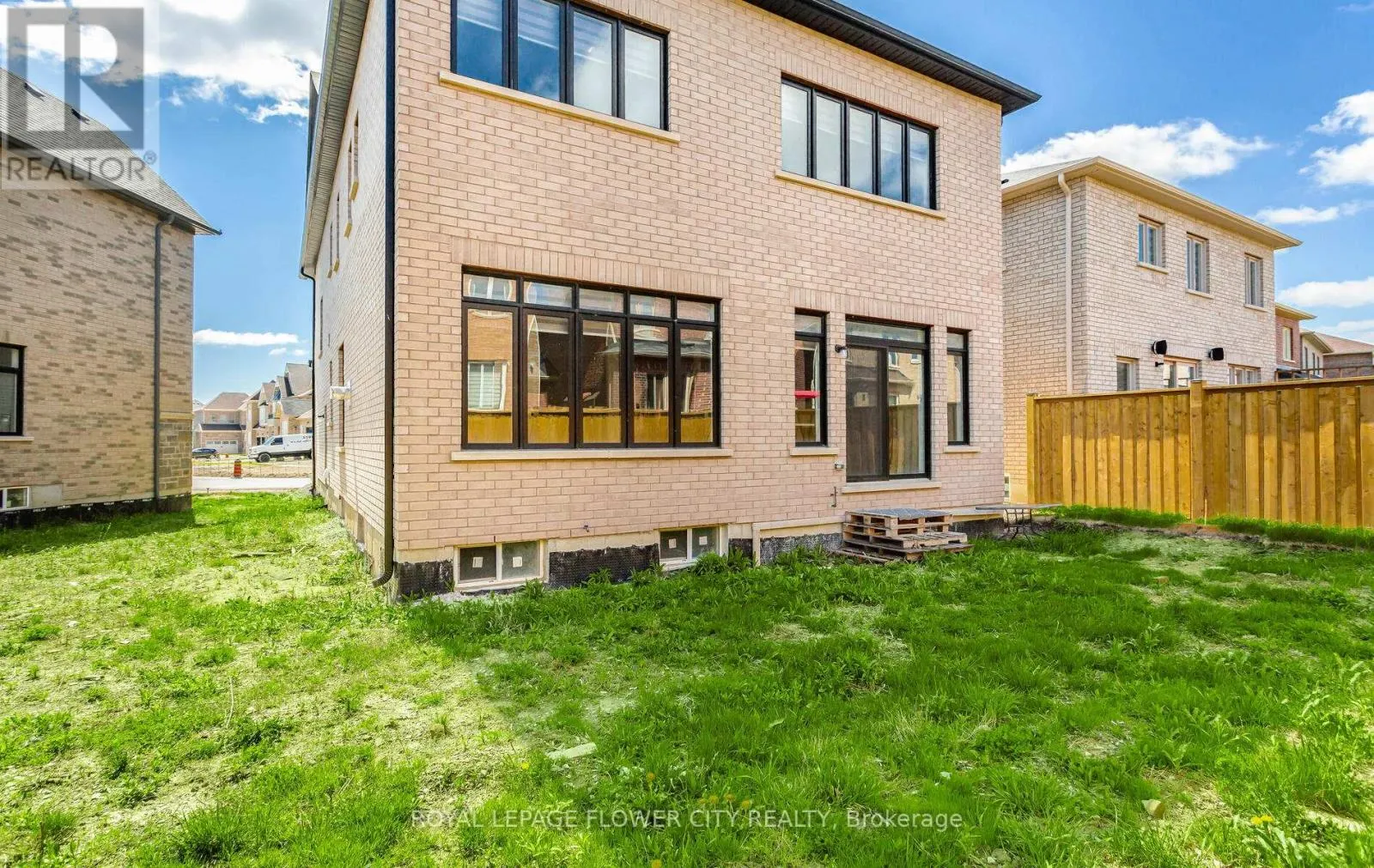 44 ROYAL FERN CRESCENT