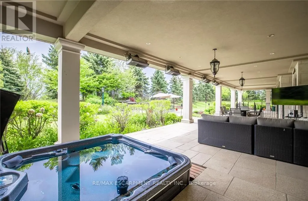 2594 BLUFFS WAY