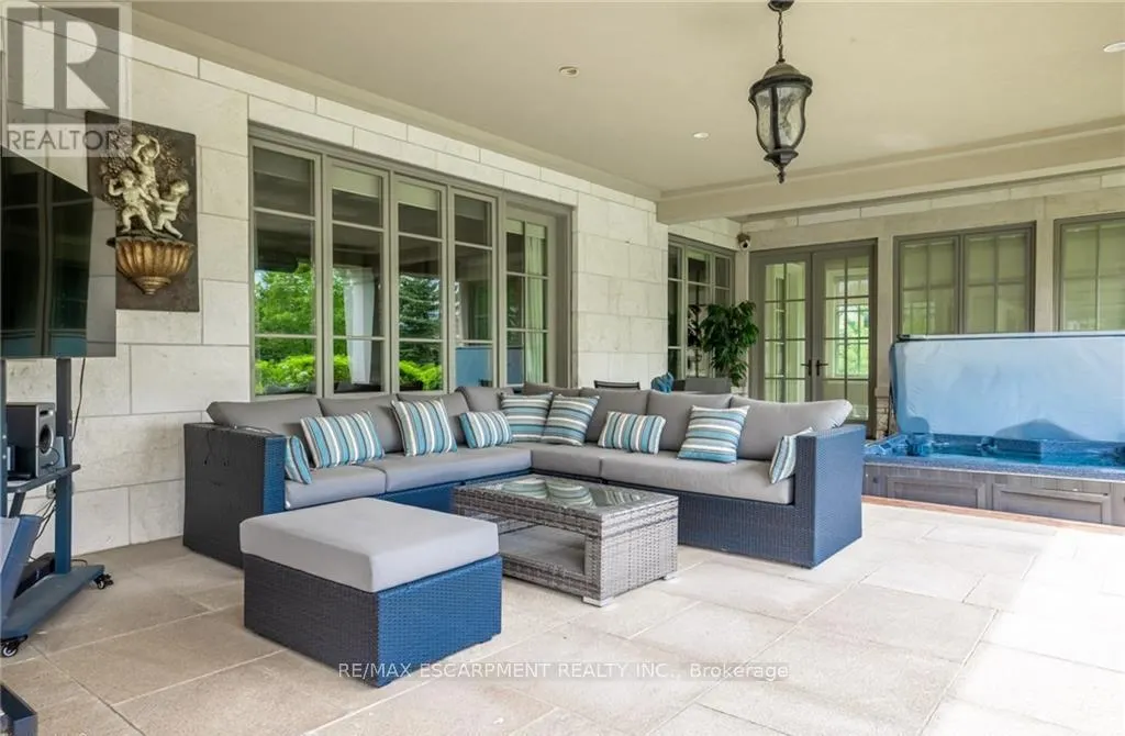 2594 BLUFFS WAY