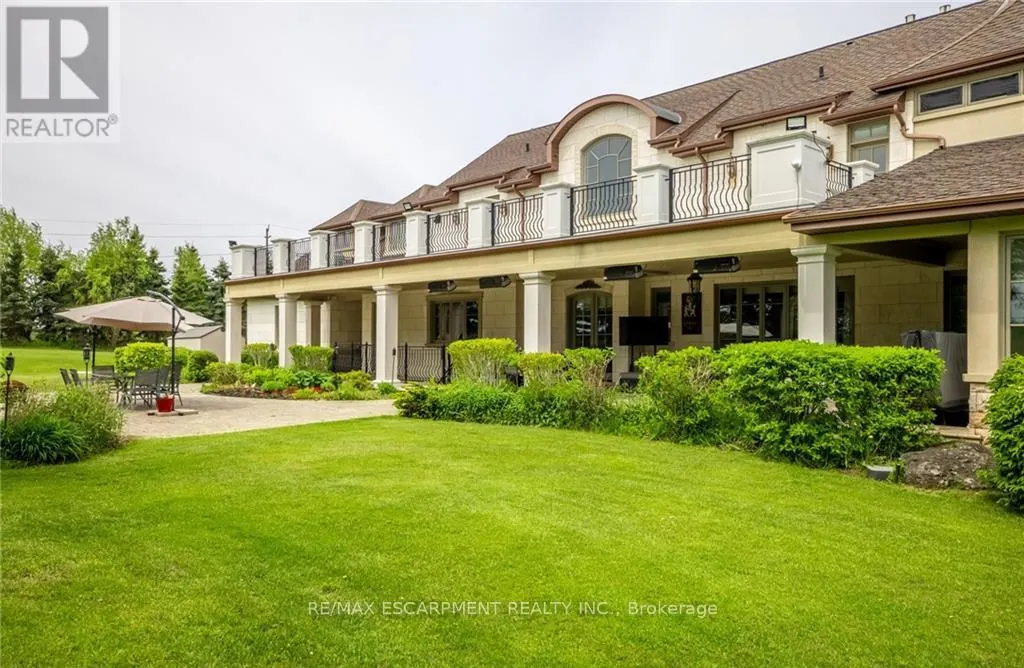 2594 BLUFFS WAY