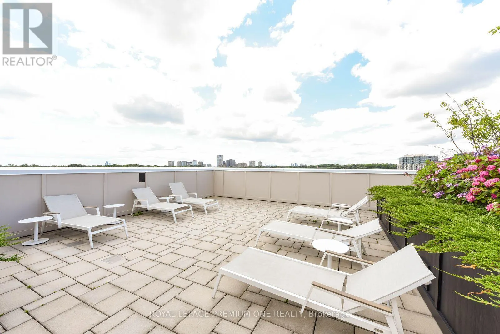 508 - 571 PRINCE EDWARD DRIVE