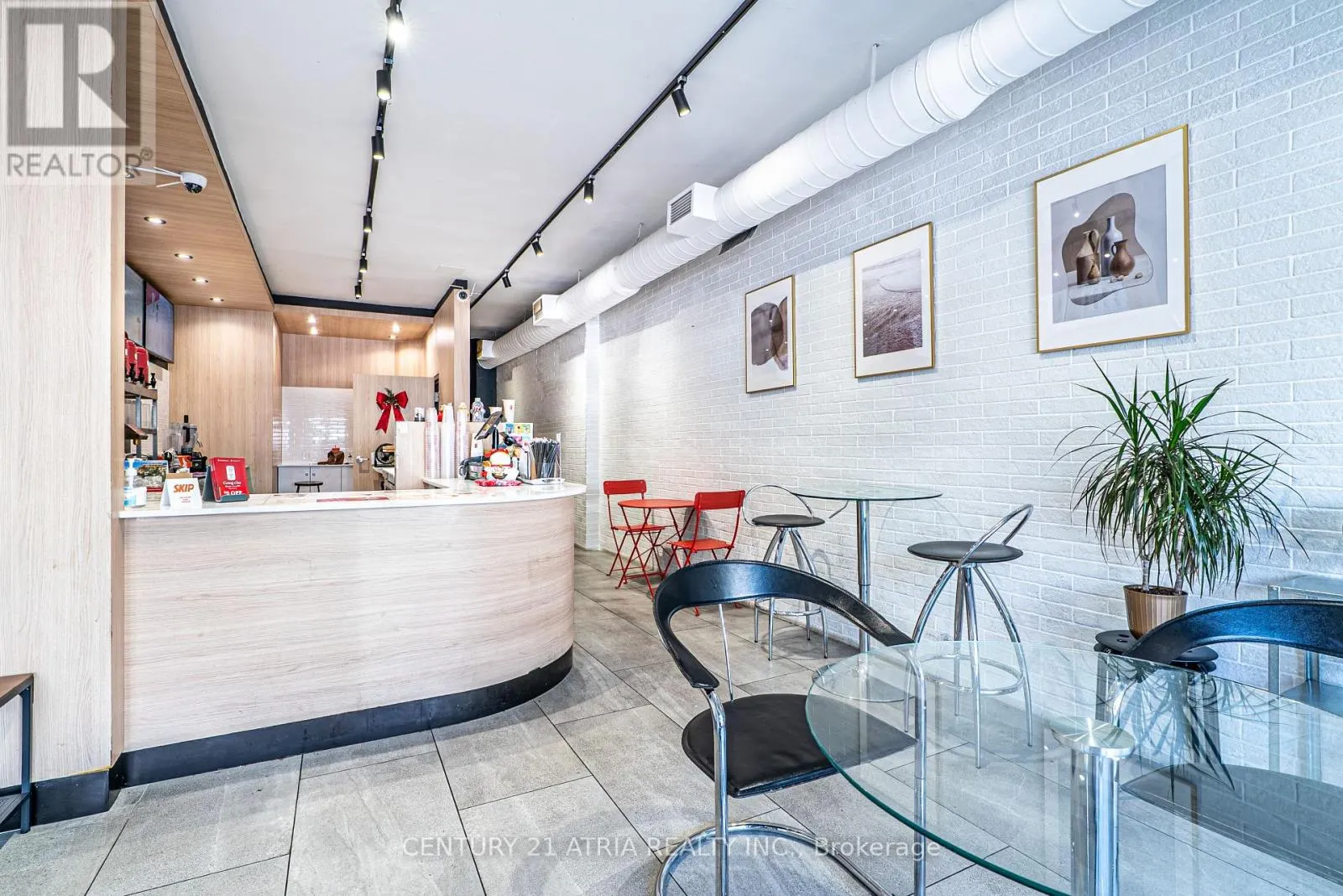 83 LAKESHORE ROAD