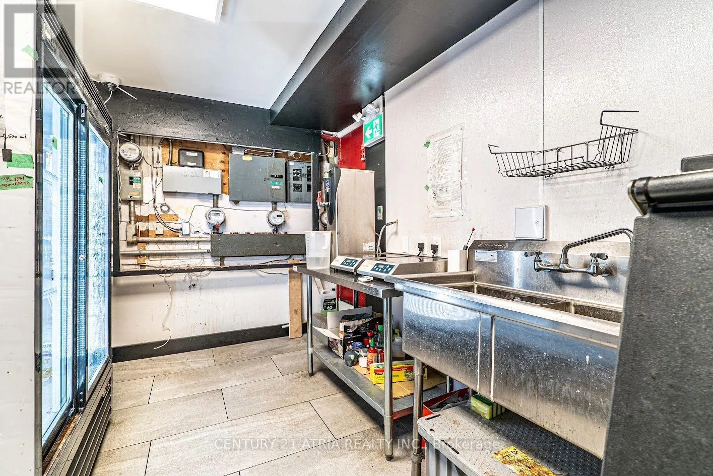 83 LAKESHORE ROAD