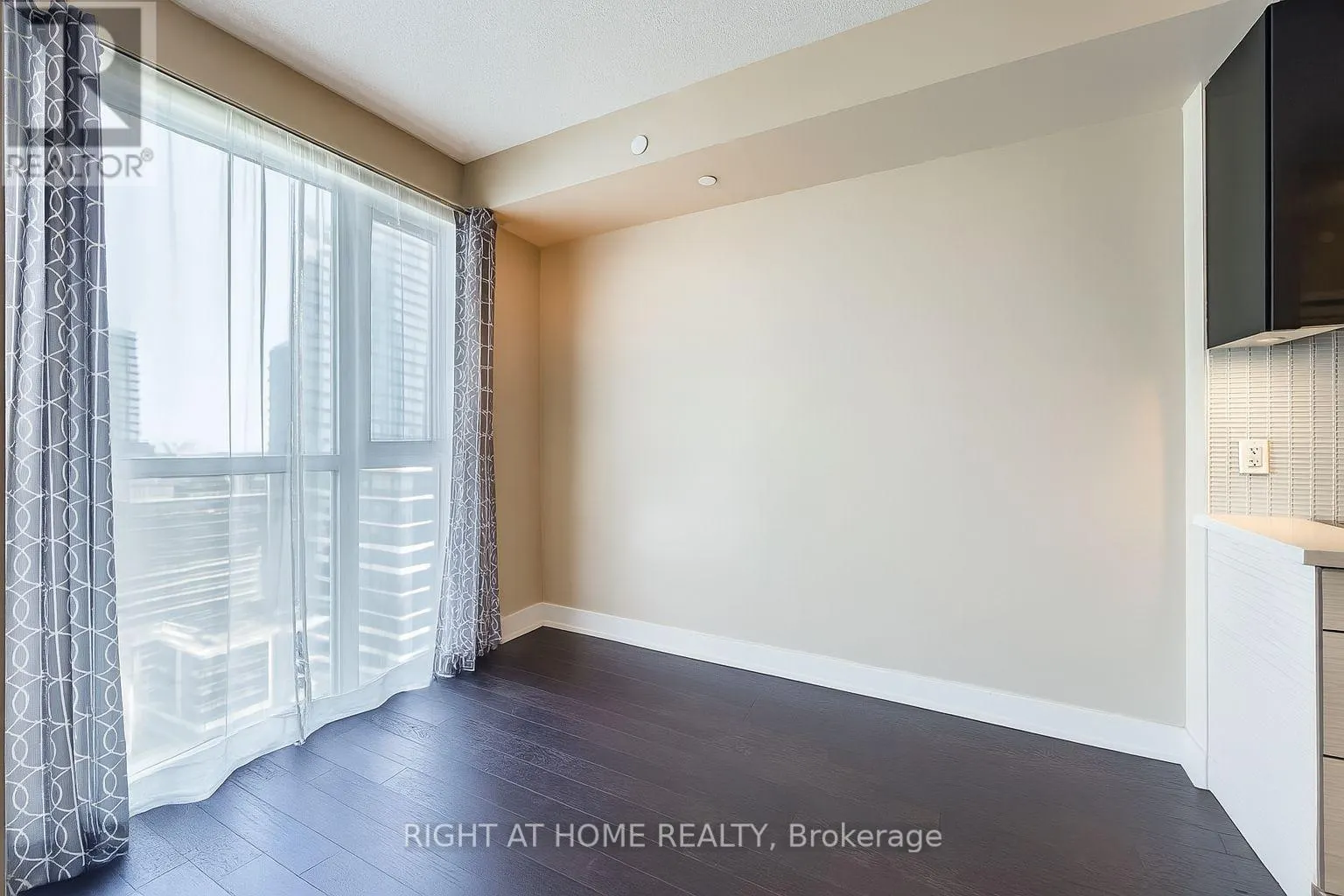 1805 - 33 SHORE BREEZE DRIVE