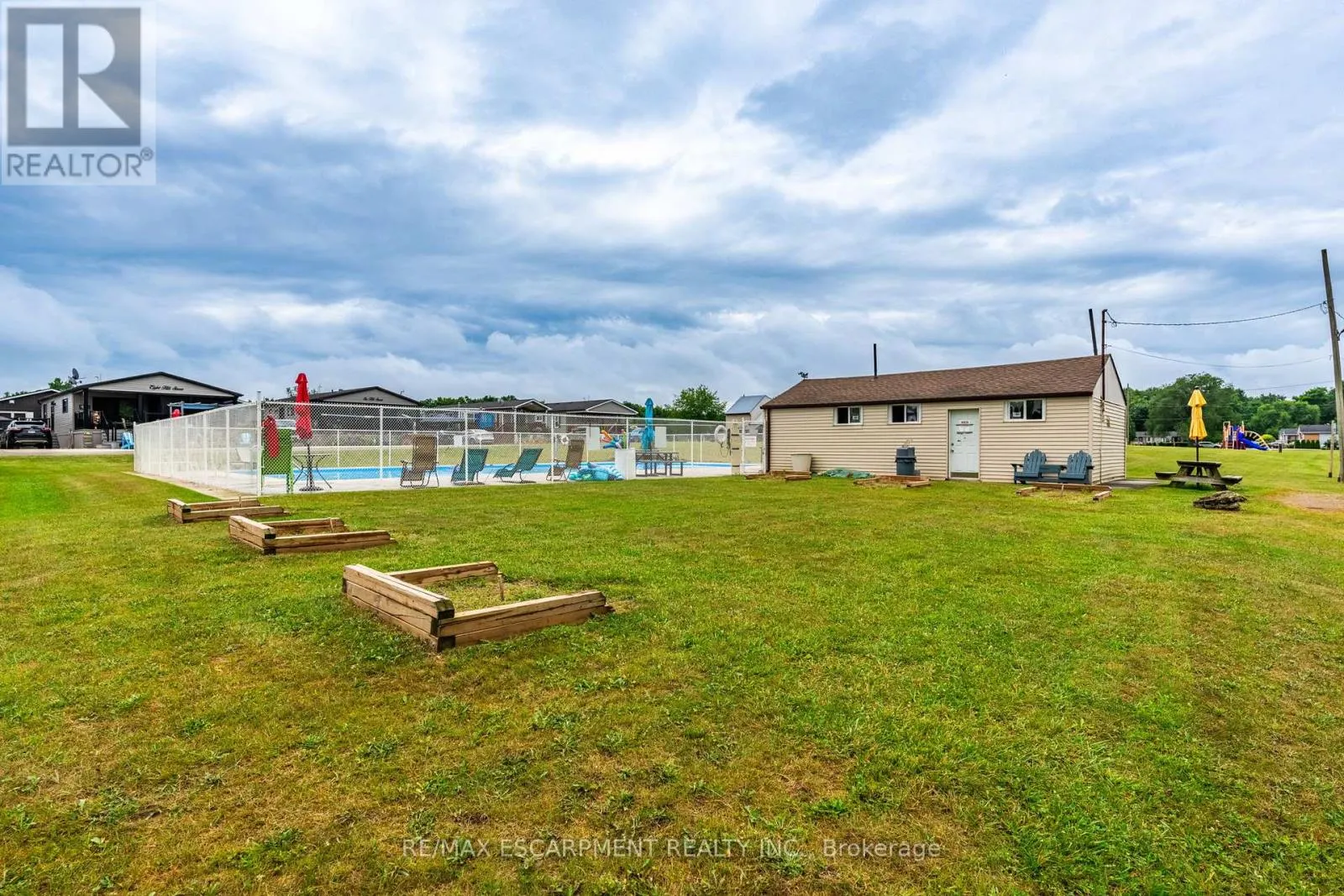 8 POPLAR - 4449 MILBUROUGH LINE