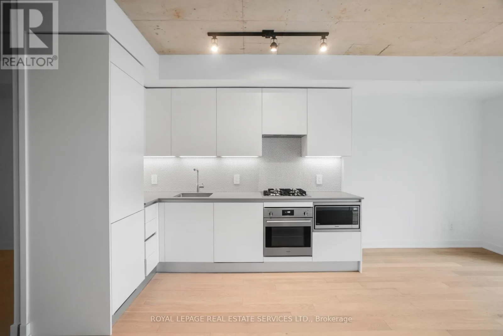 302 - 2720 DUNDAS STREET W