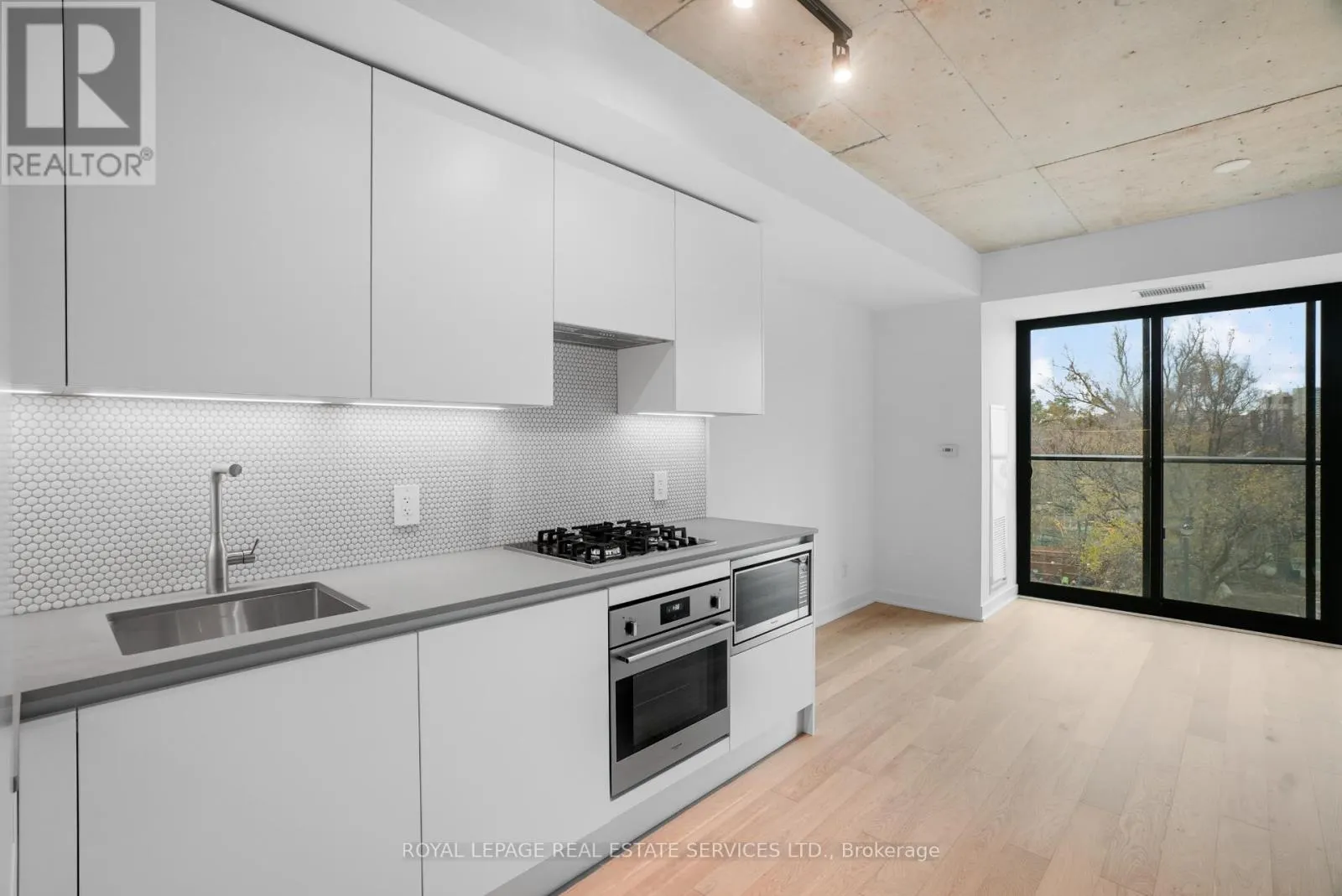 302 - 2720 DUNDAS STREET W