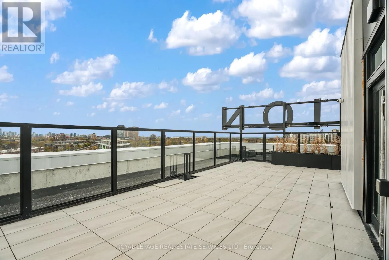 302 - 2720 DUNDAS STREET W