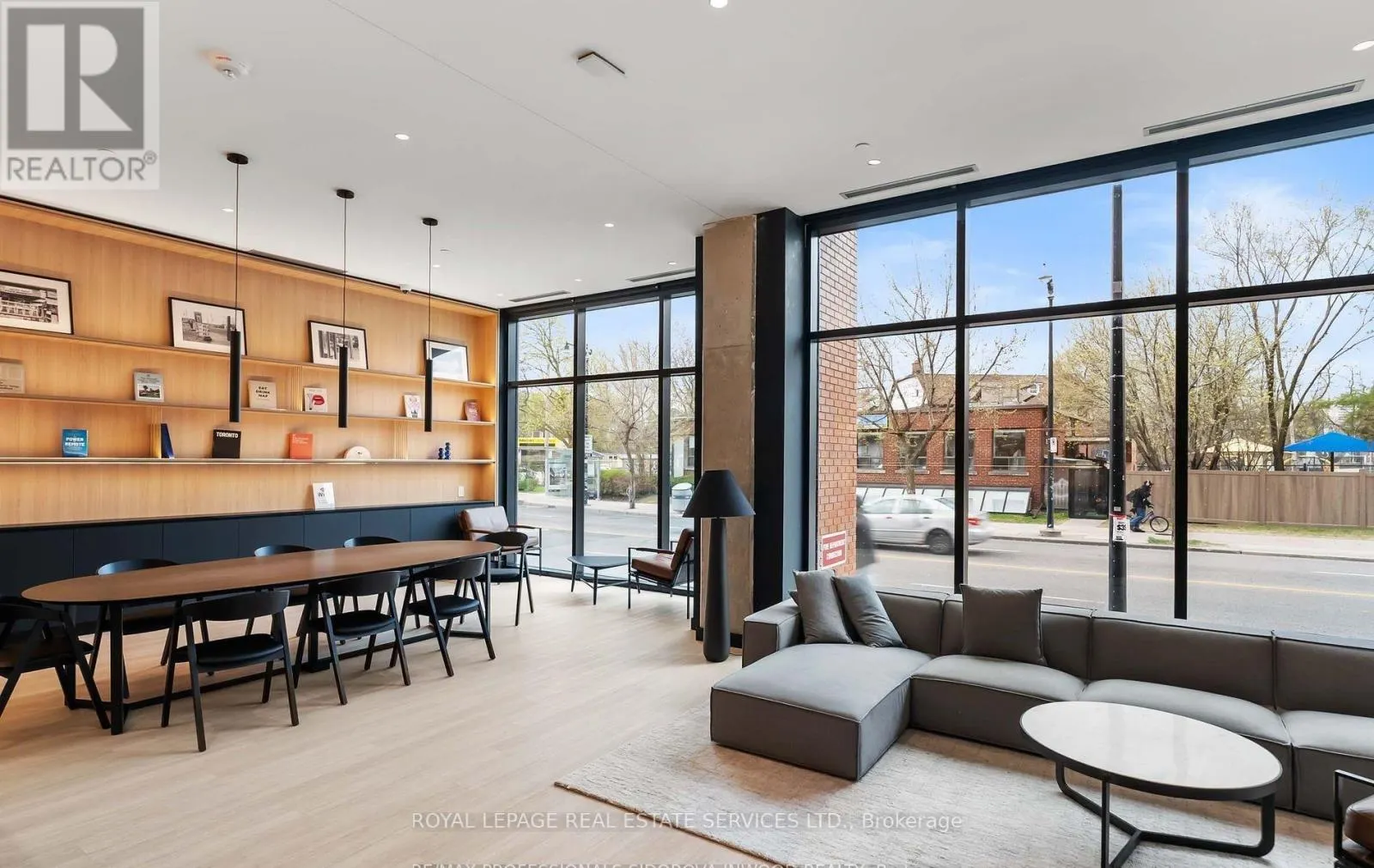302 - 2720 DUNDAS STREET W