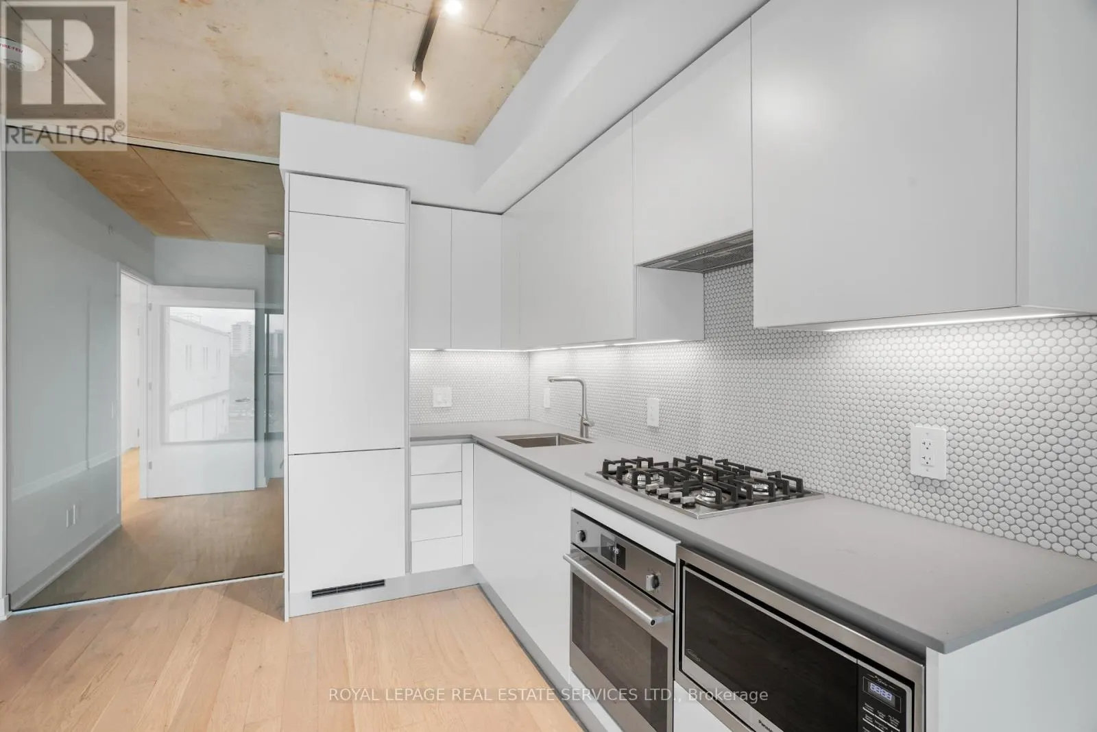 302 - 2720 DUNDAS STREET W