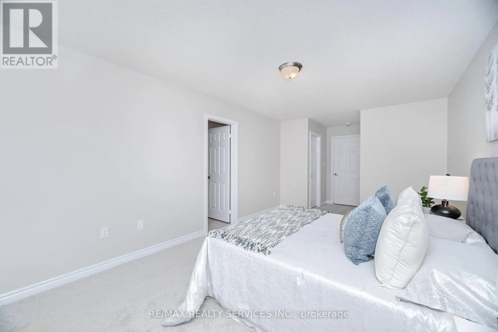 93 ROYAL FERN CRESCENT