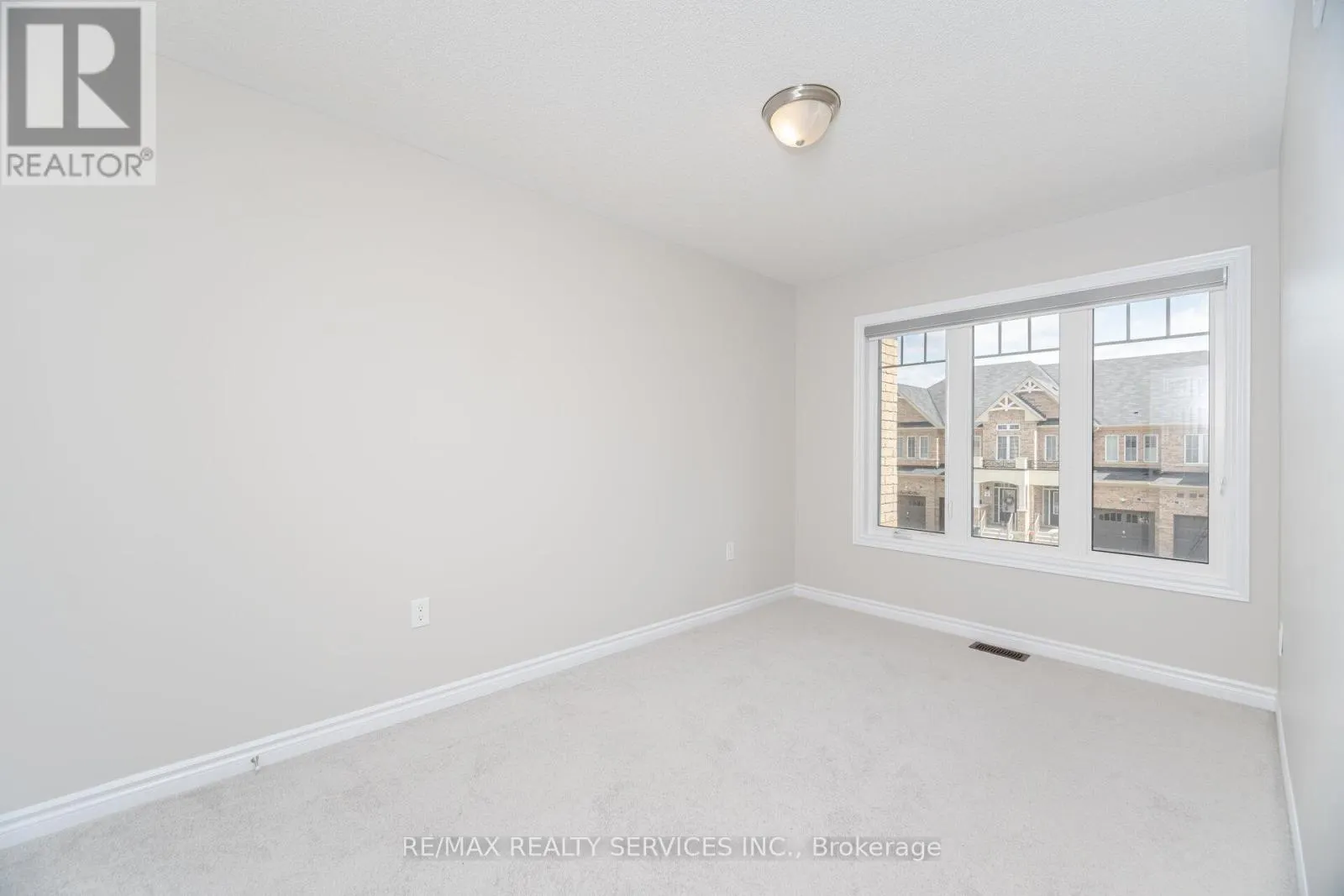 93 ROYAL FERN CRESCENT