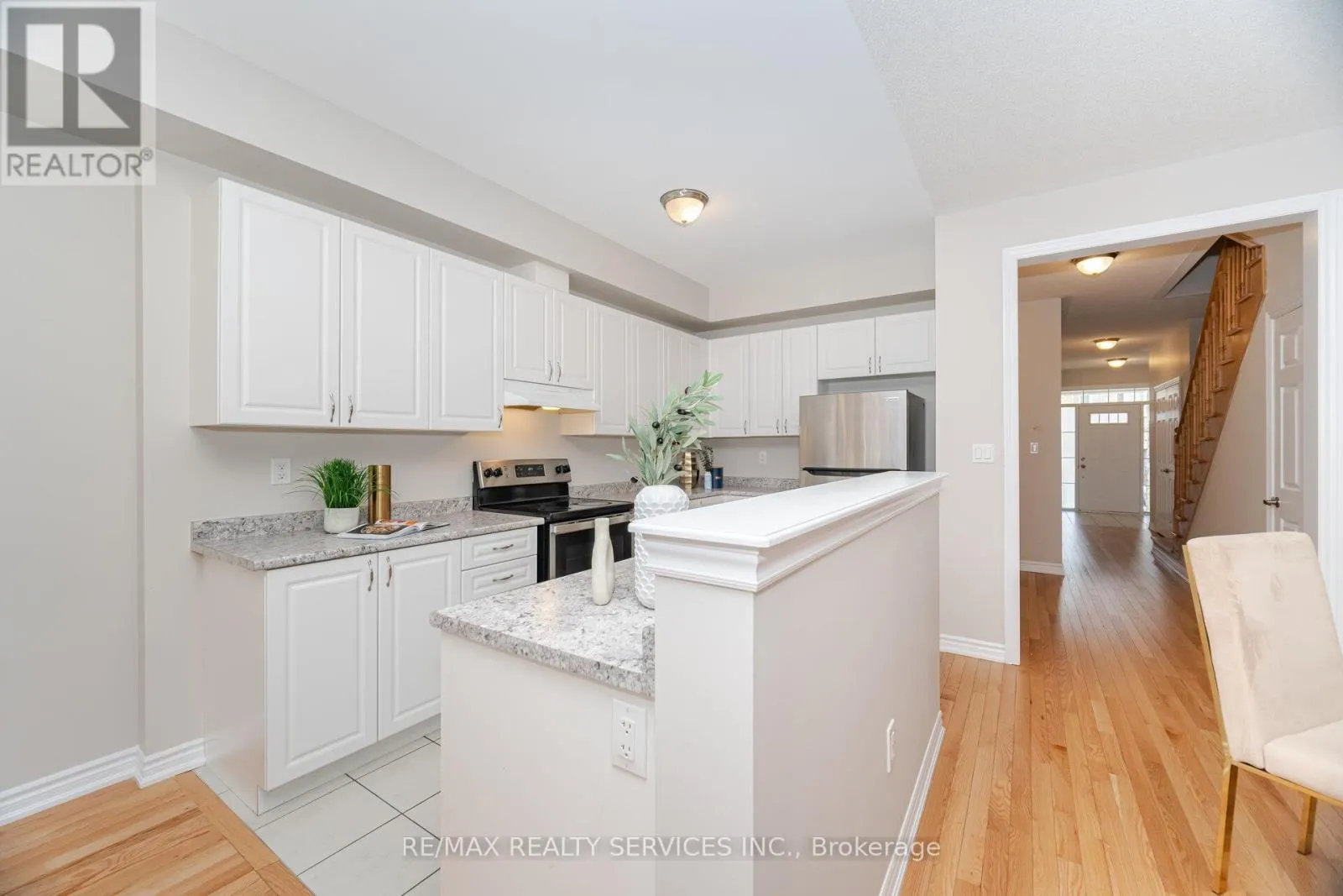 93 ROYAL FERN CRESCENT