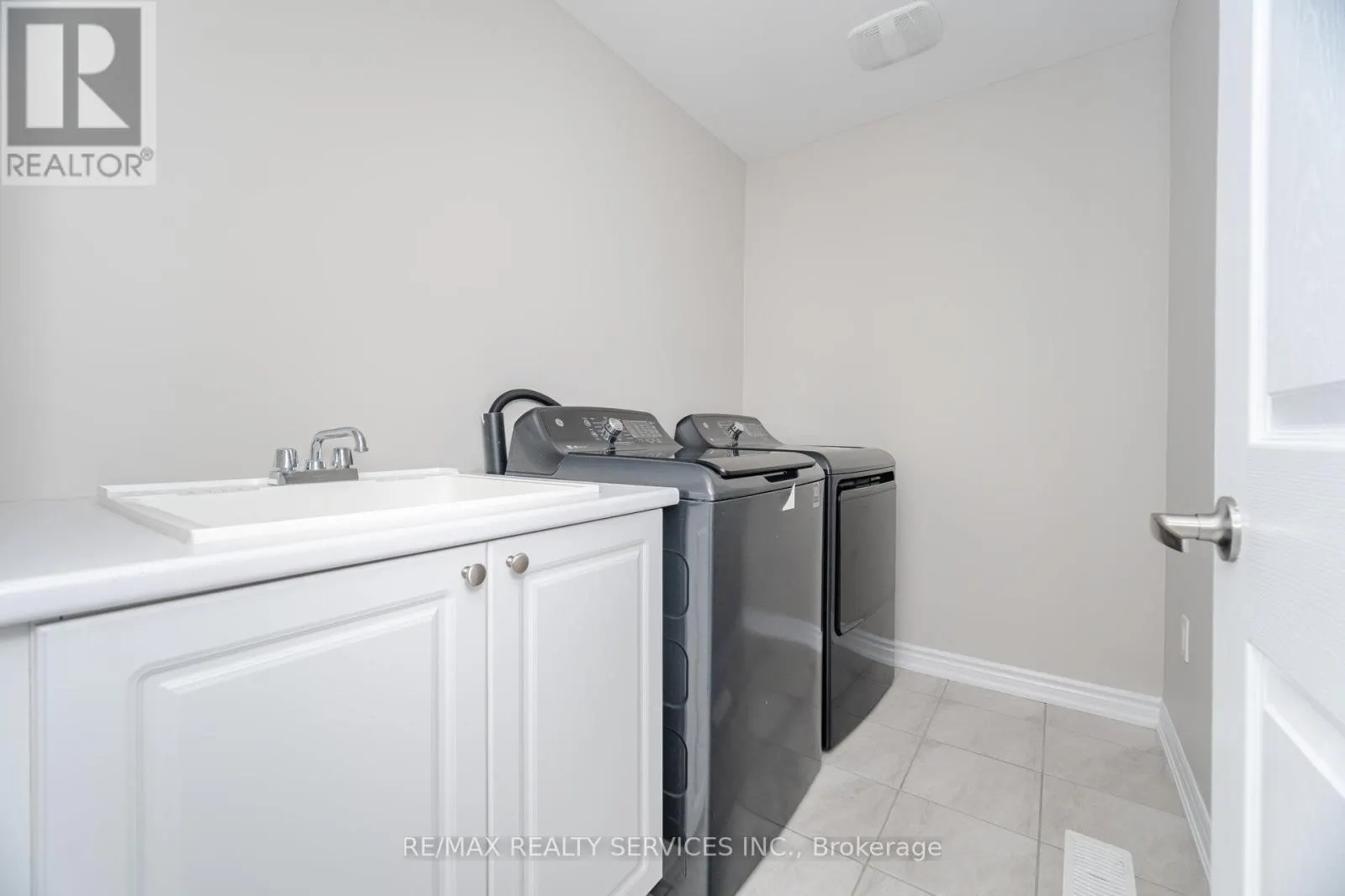 93 ROYAL FERN CRESCENT
