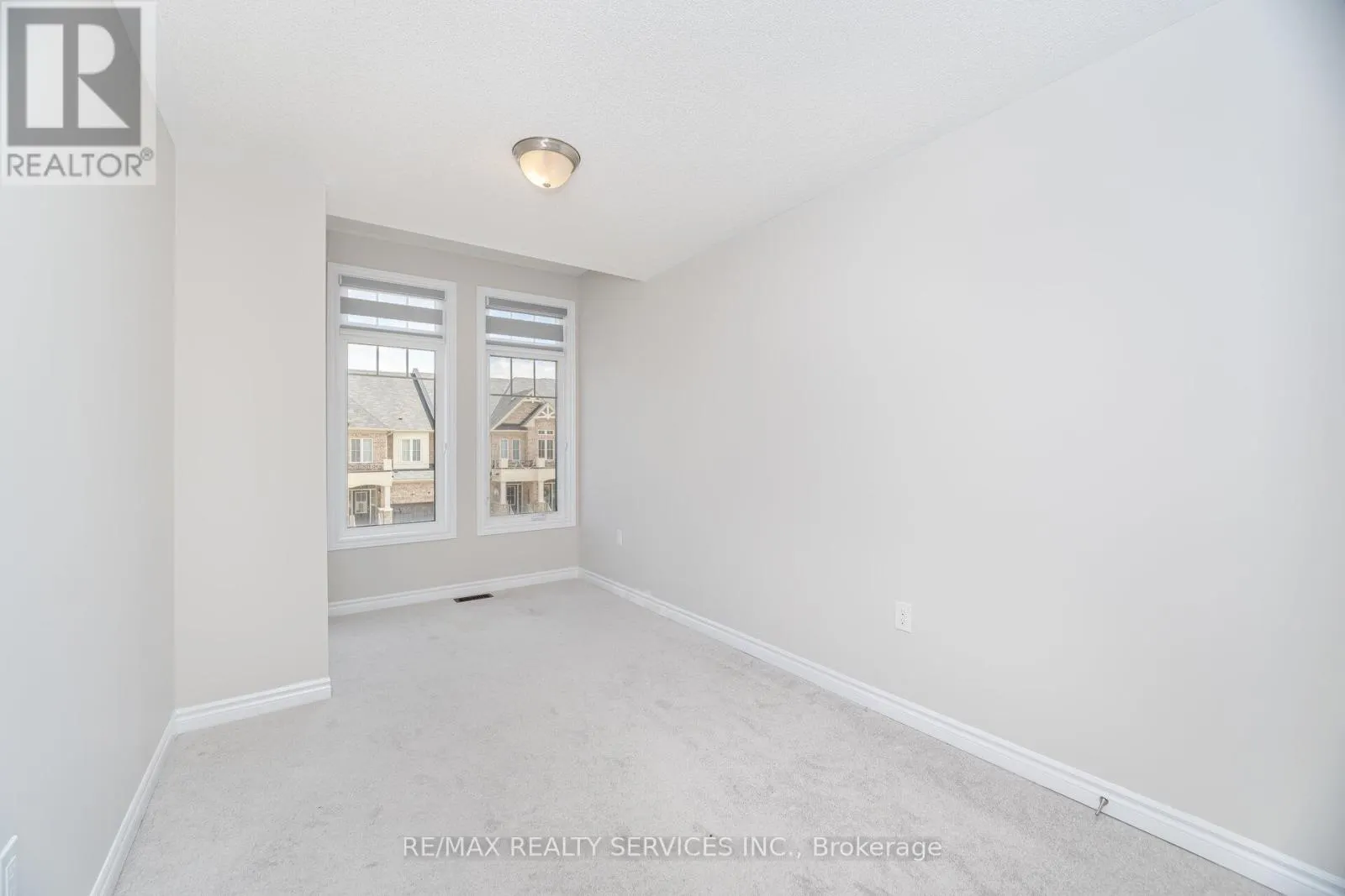93 ROYAL FERN CRESCENT