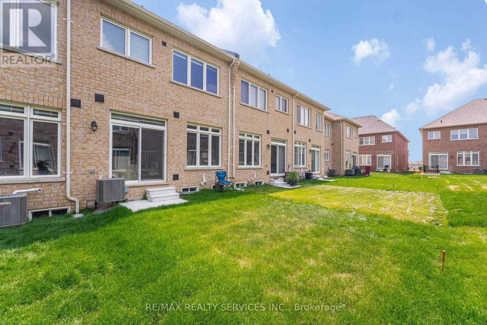 93 ROYAL FERN CRESCENT