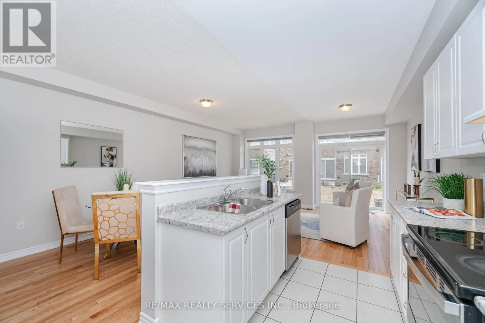 93 ROYAL FERN CRESCENT
