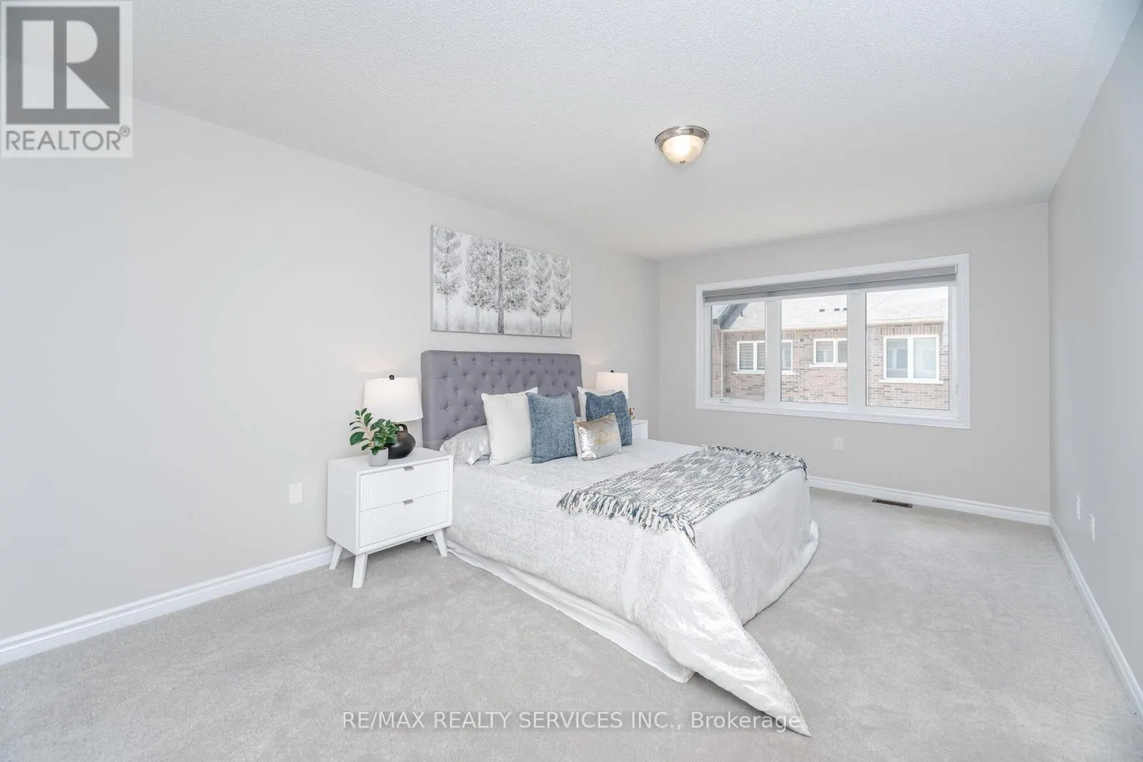 93 ROYAL FERN CRESCENT