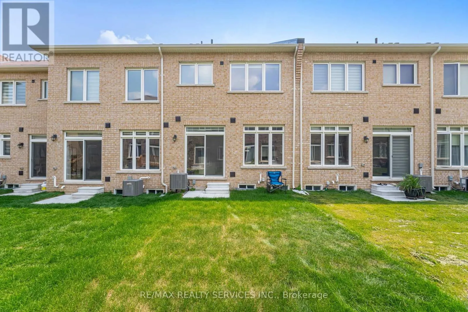 93 ROYAL FERN CRESCENT