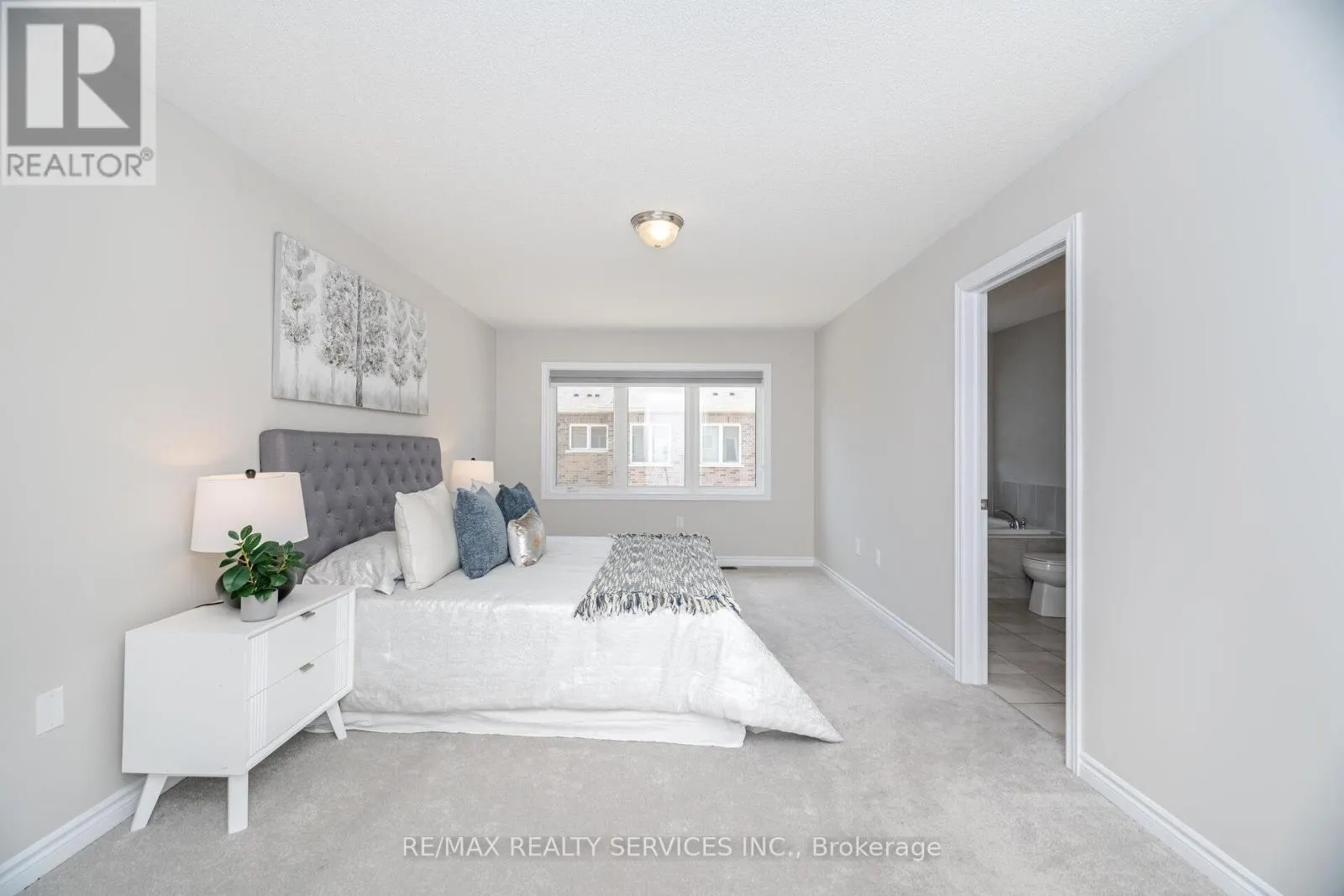 93 ROYAL FERN CRESCENT