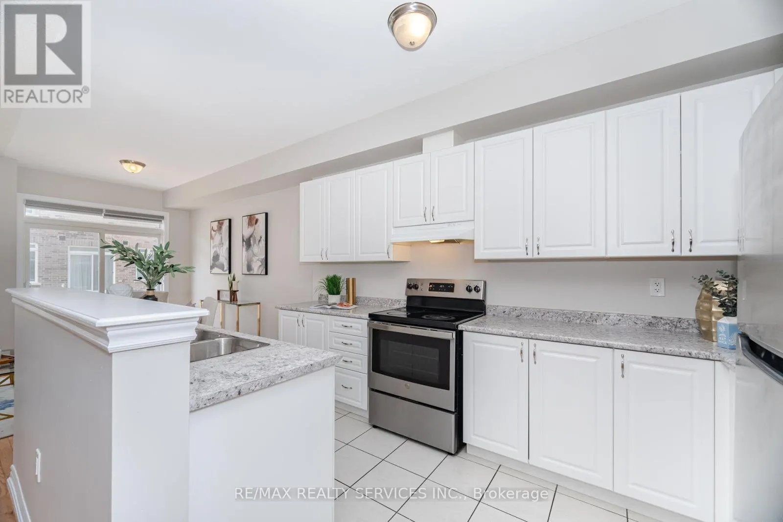 93 ROYAL FERN CRESCENT