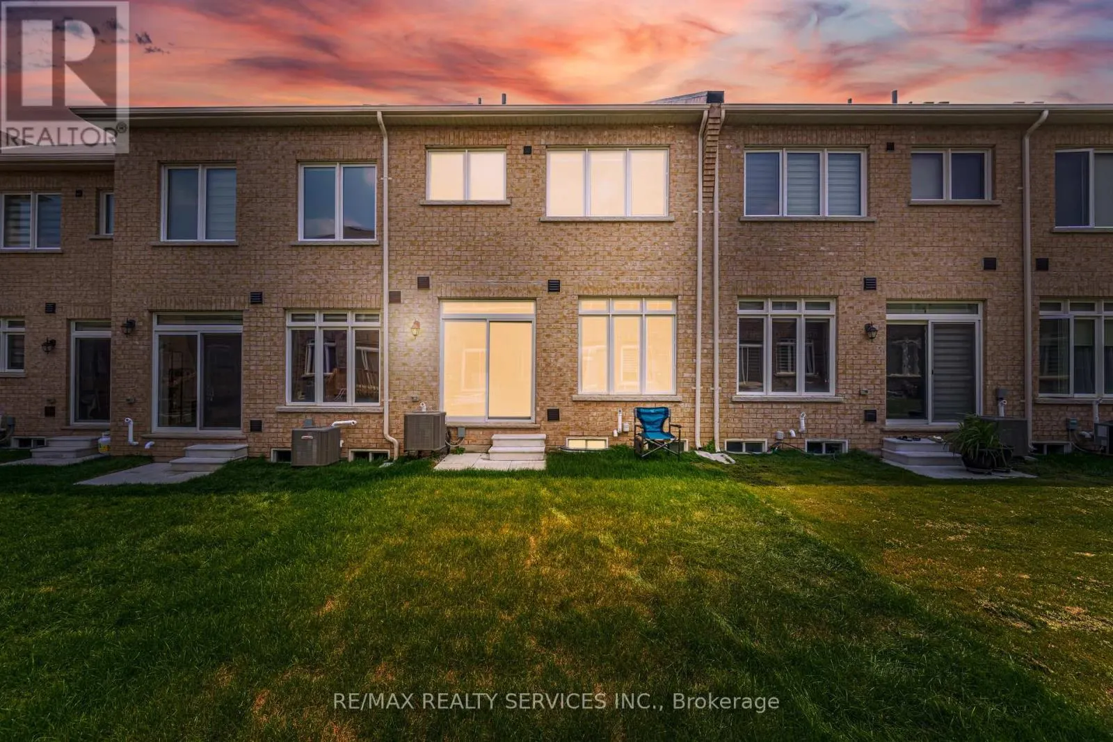 93 ROYAL FERN CRESCENT