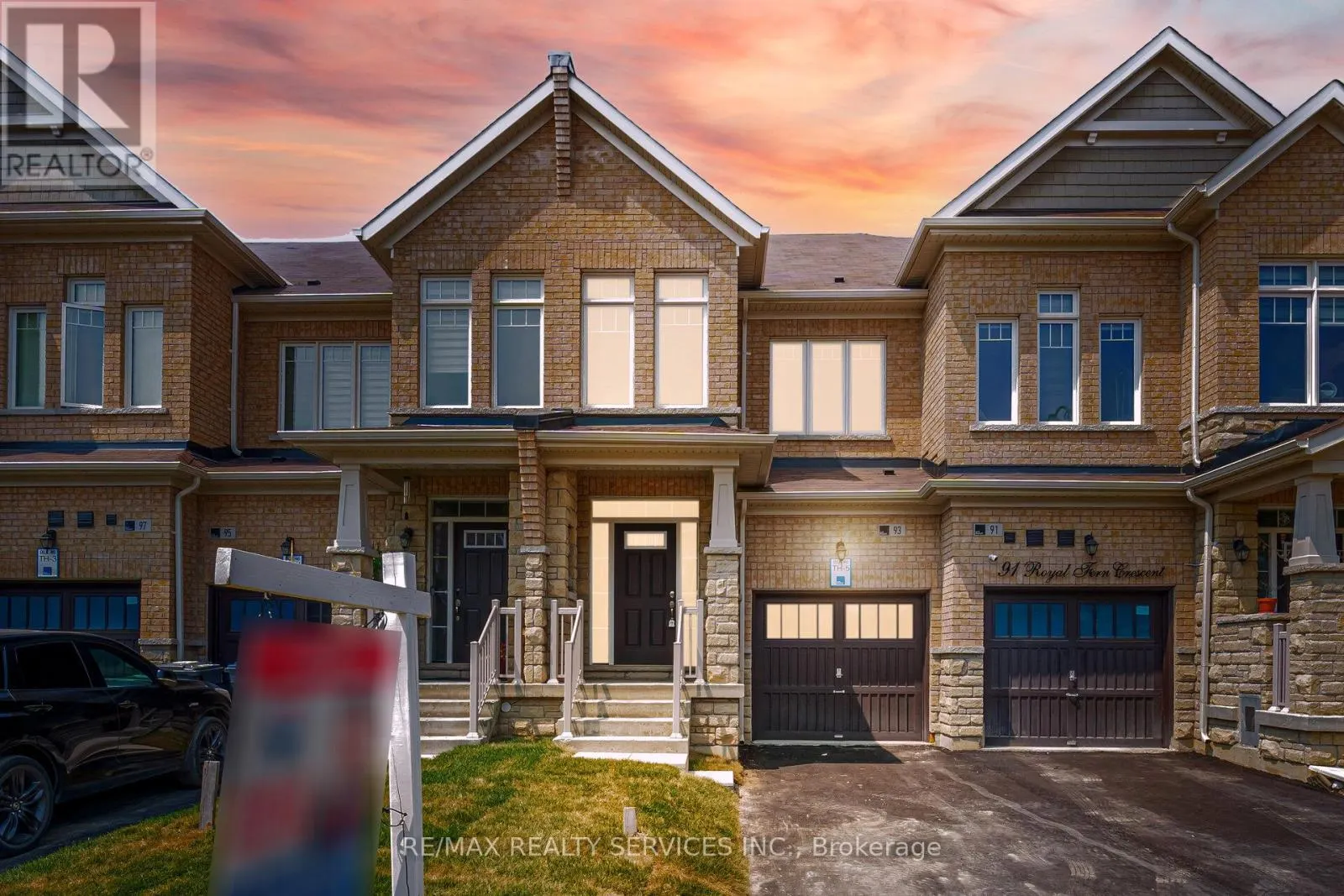 93 ROYAL FERN CRESCENT