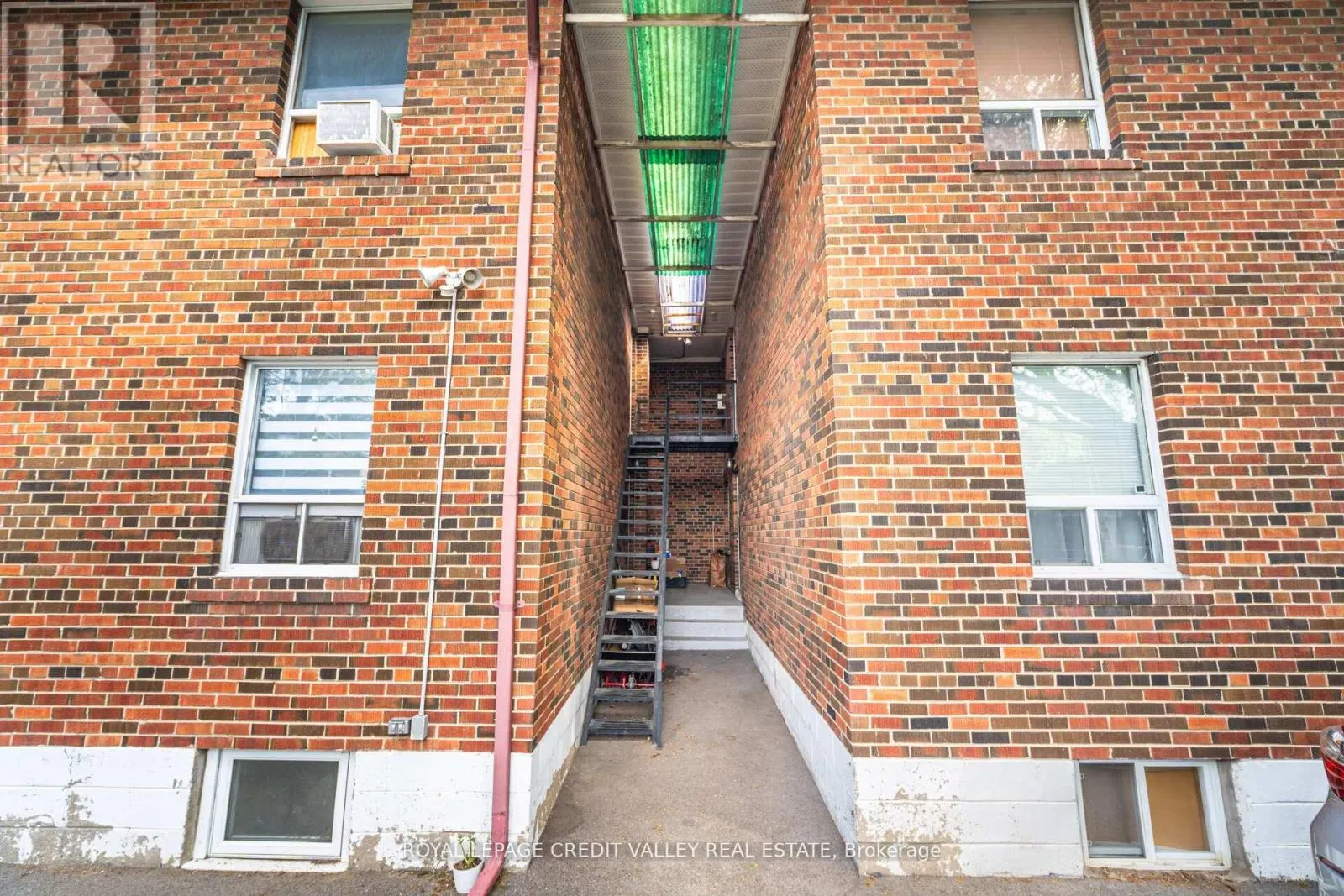 19 ROSELAND DRIVE