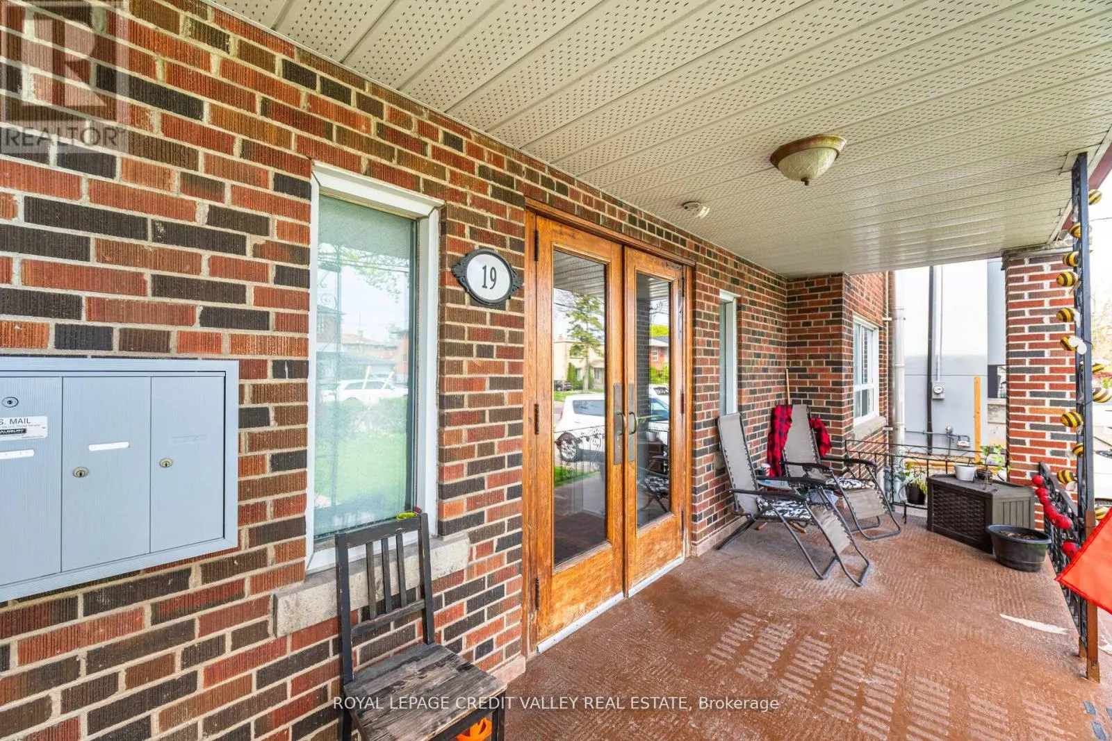 19 ROSELAND DRIVE
