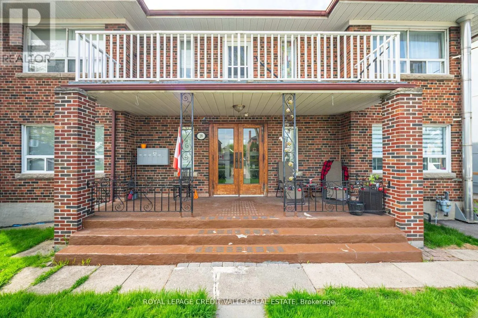 19 ROSELAND DRIVE