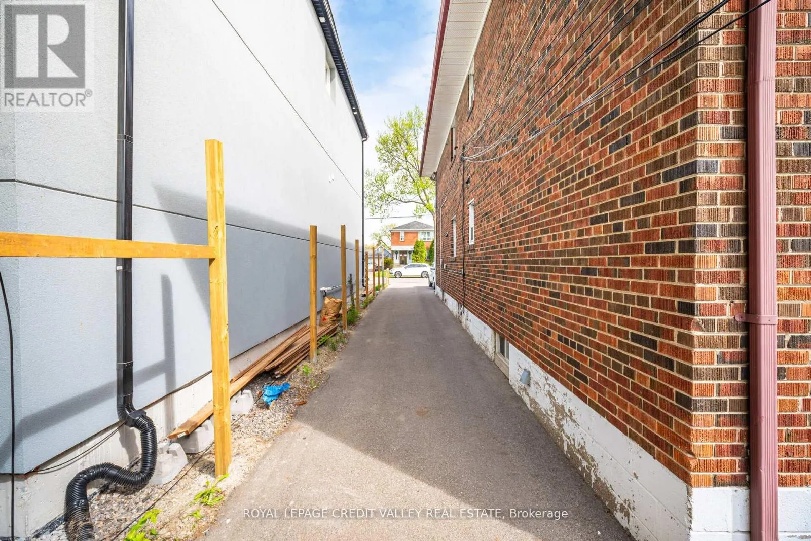 19 ROSELAND DRIVE