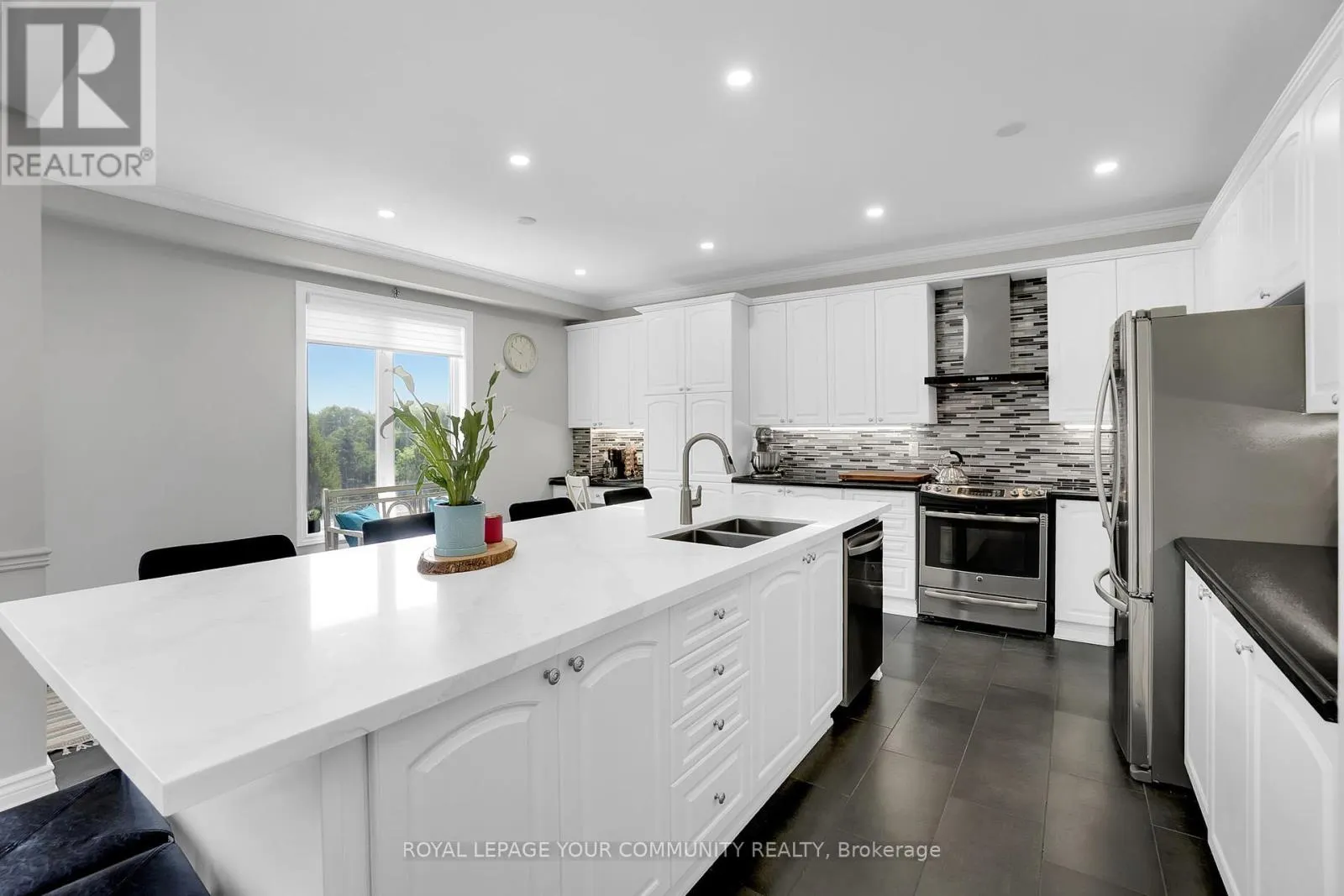11 EVANS RIDGE